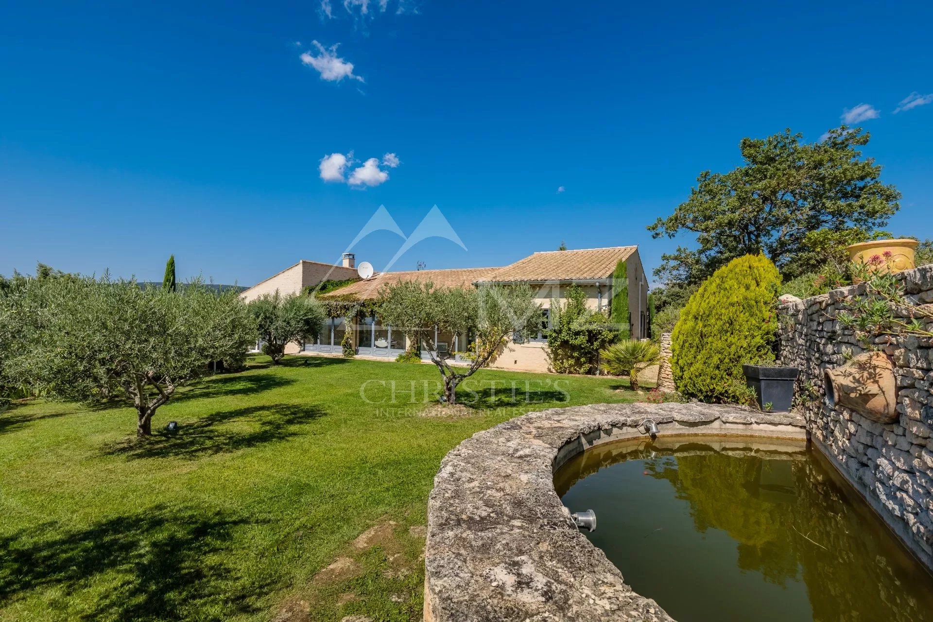 Gordes - Magnificent property with heated pool