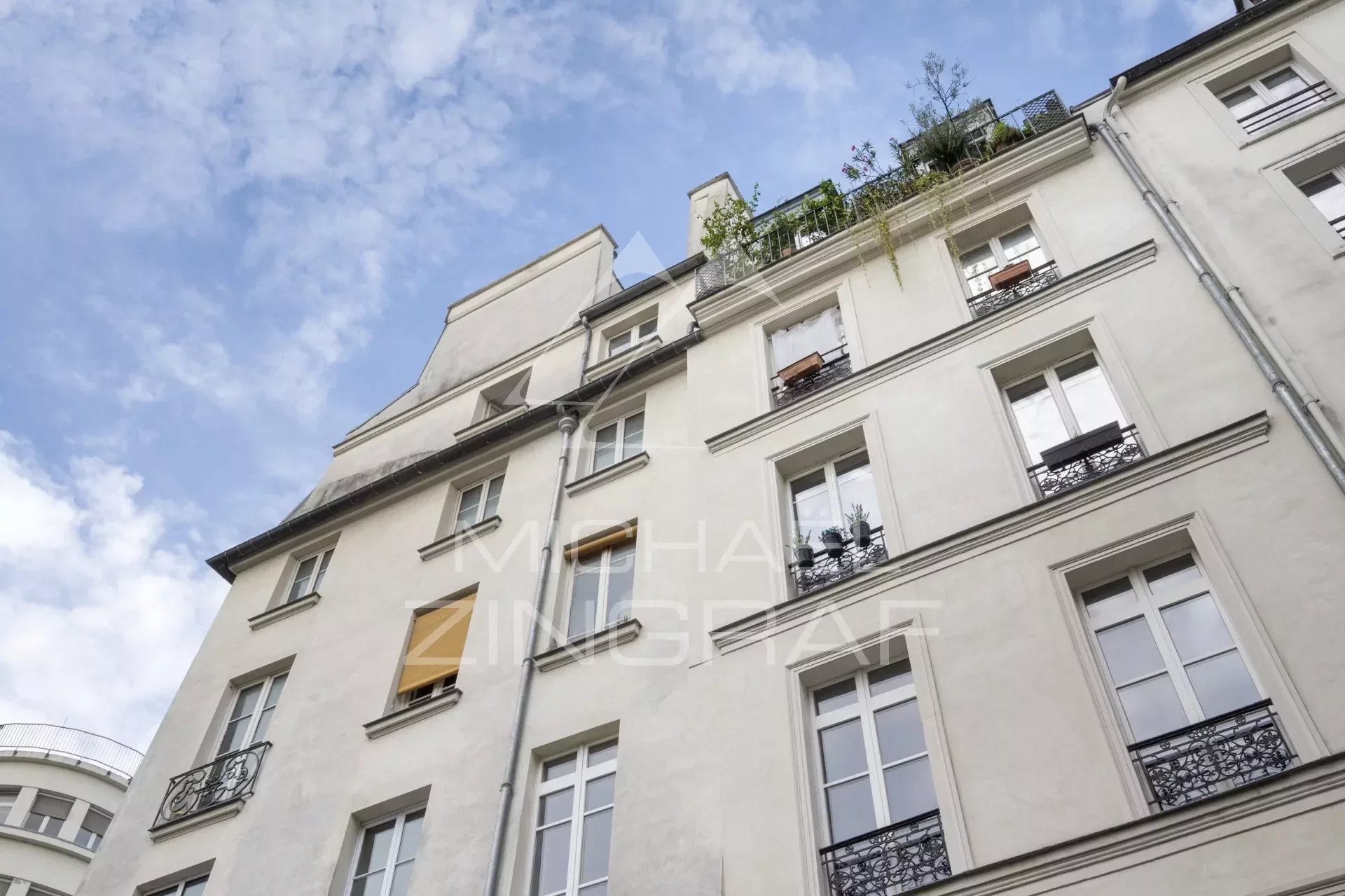 Charmante oberste Etage im Herzen des Marais Rue des Archives mit Blick auf ein privates Herrenhaus