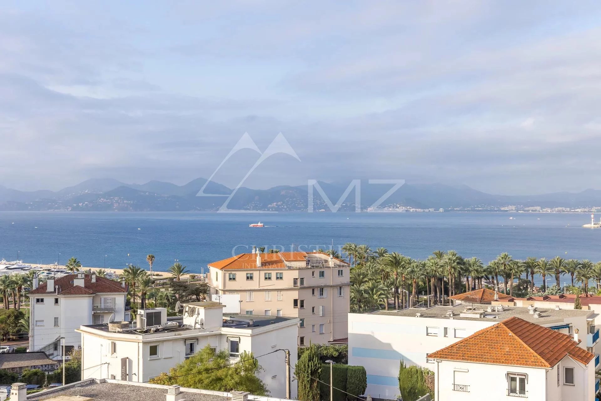 Cannes - 3 Rooms renovated - Sea view - High floor