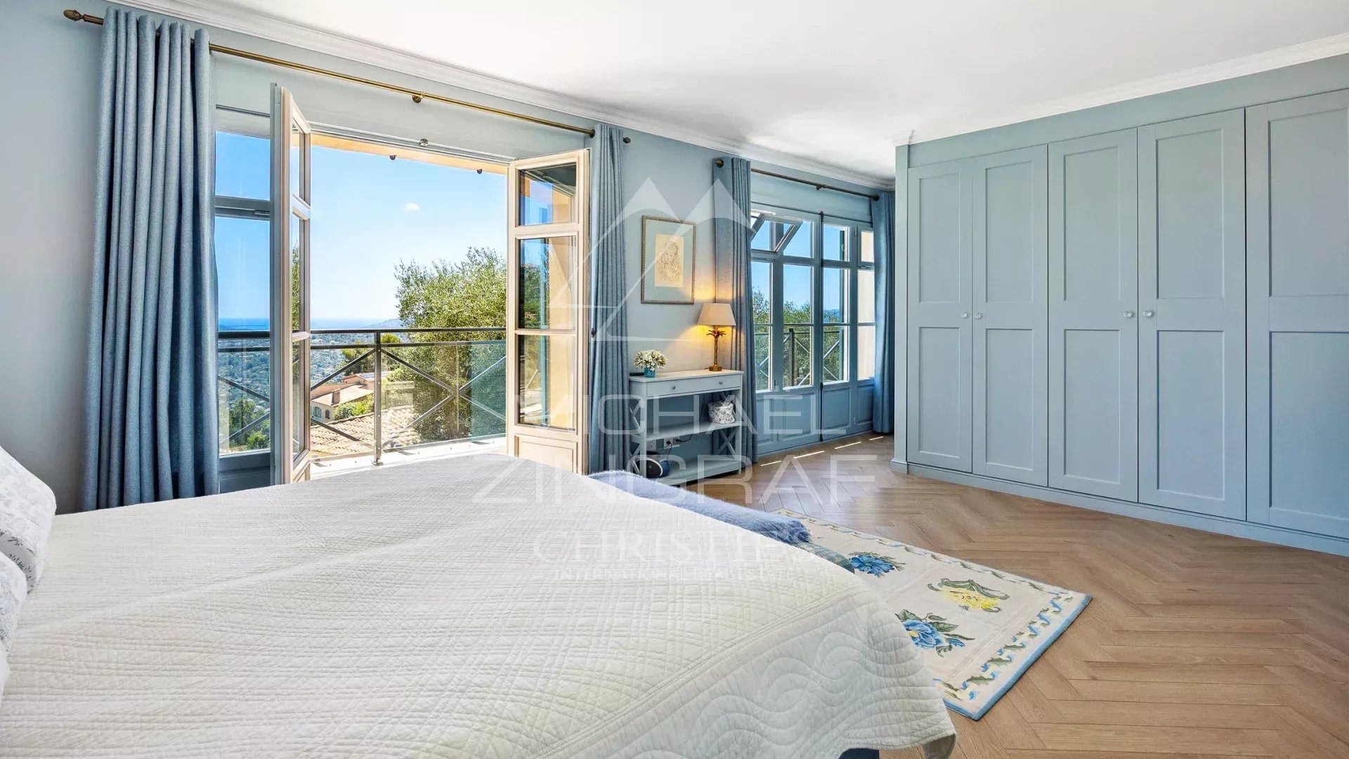 Villa familiale avec vue panoramique dans un domaine résidentiel