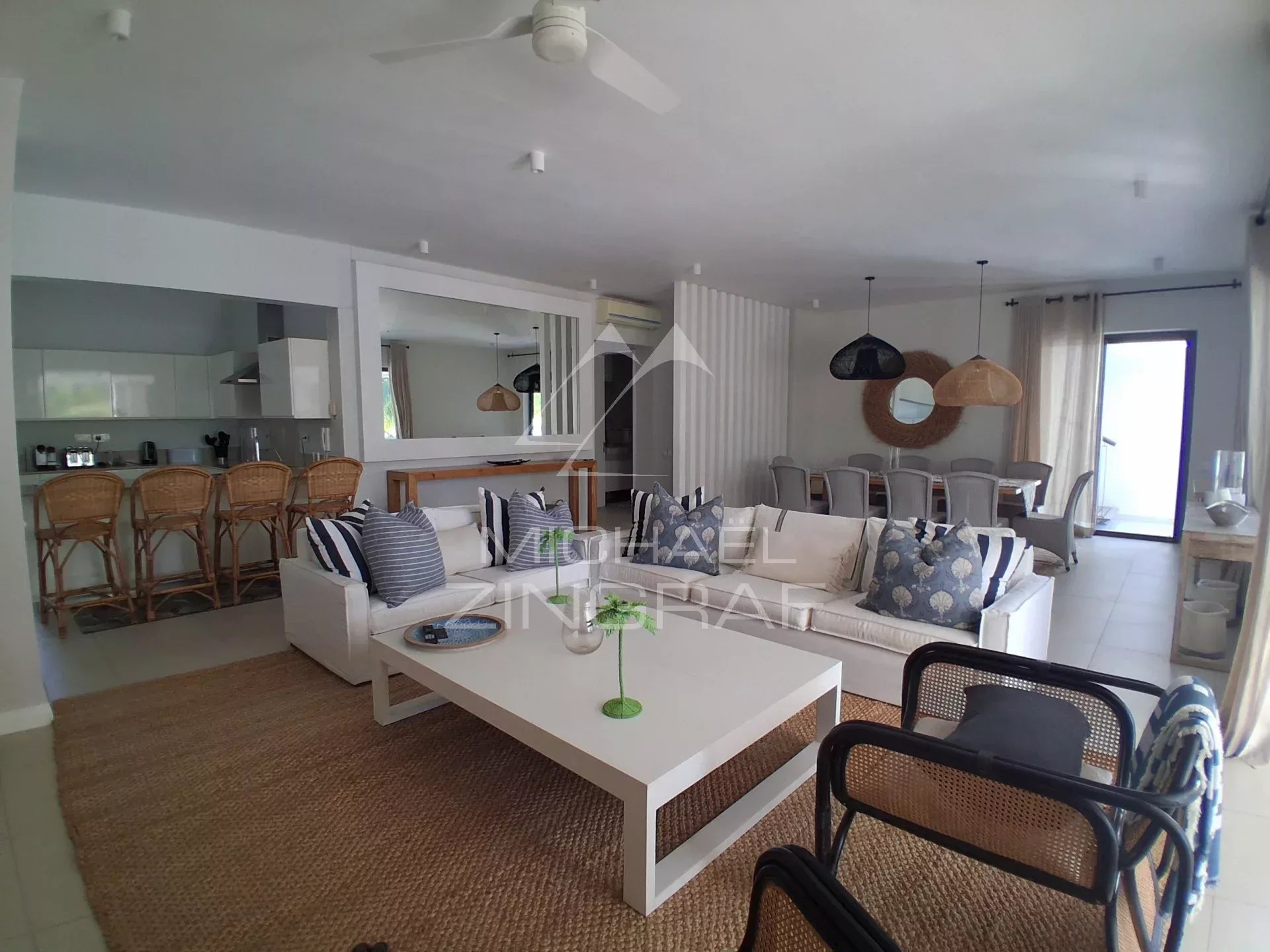Penthouse d'Exception avec Rooftop Privatif, Piscine et Accès à une Plage Privée