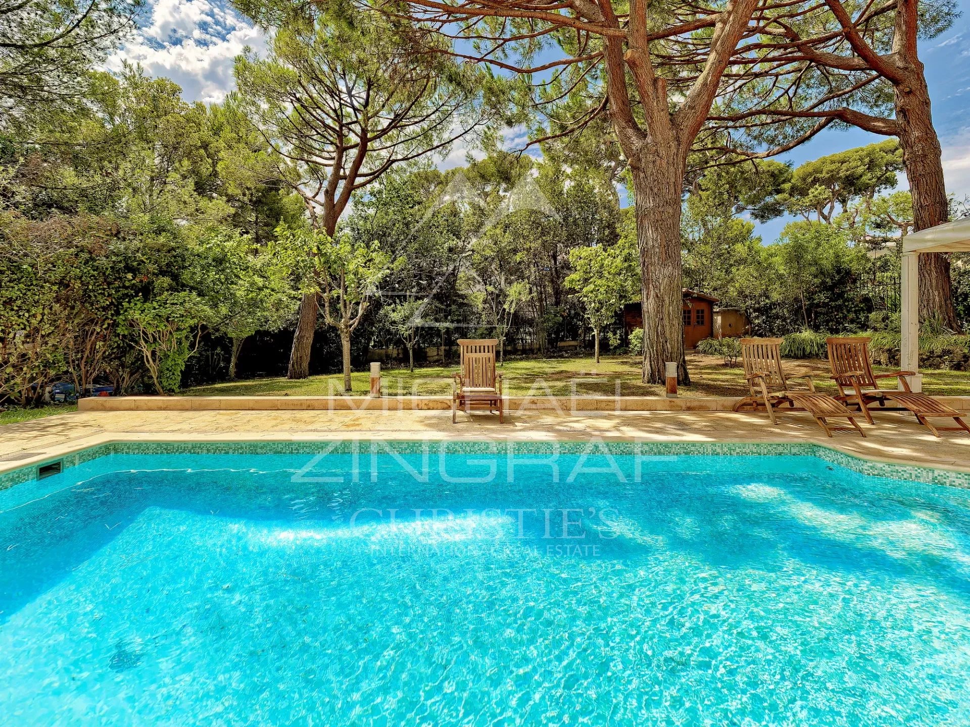 Cap d'Antibes - Villa with partial sea view, walking distance from La Garoupe