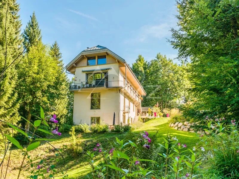 Private estate with large recent chalet - Large volumes, nature and calm - High rental yield - Cordon