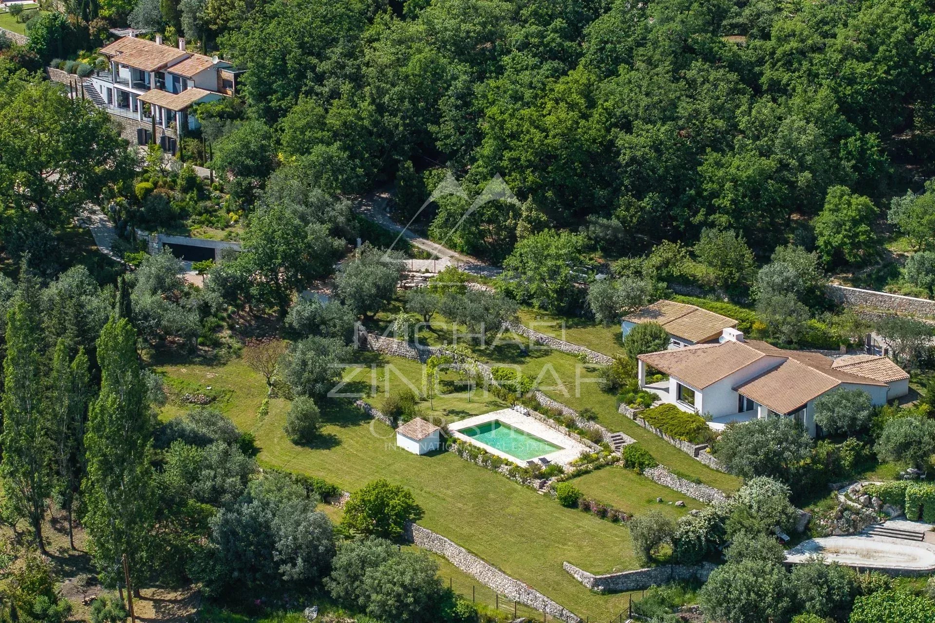 Domaine d’exception composé de trois maisons à proximité du village