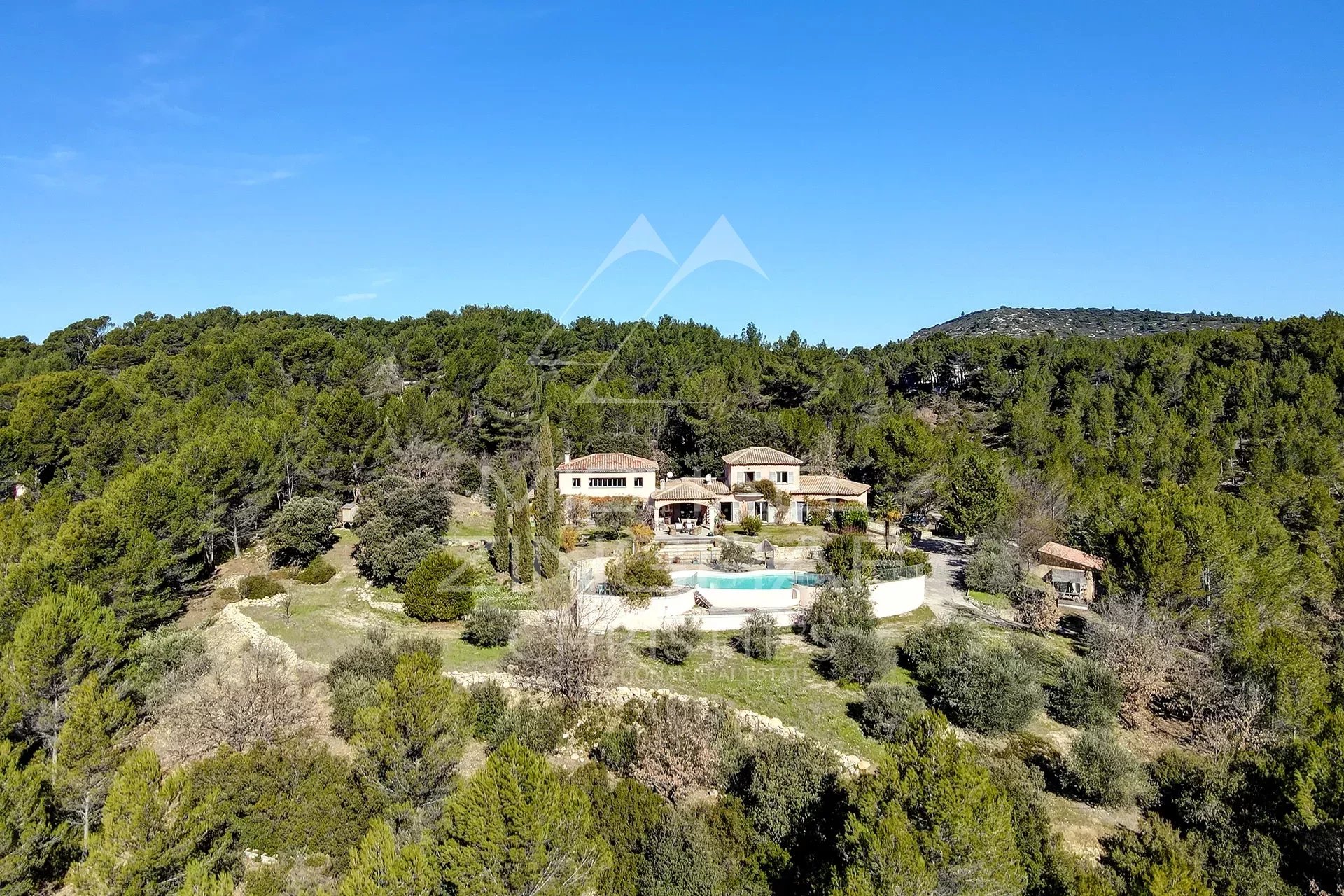 Villa familiale au coeur de la colline Provençale