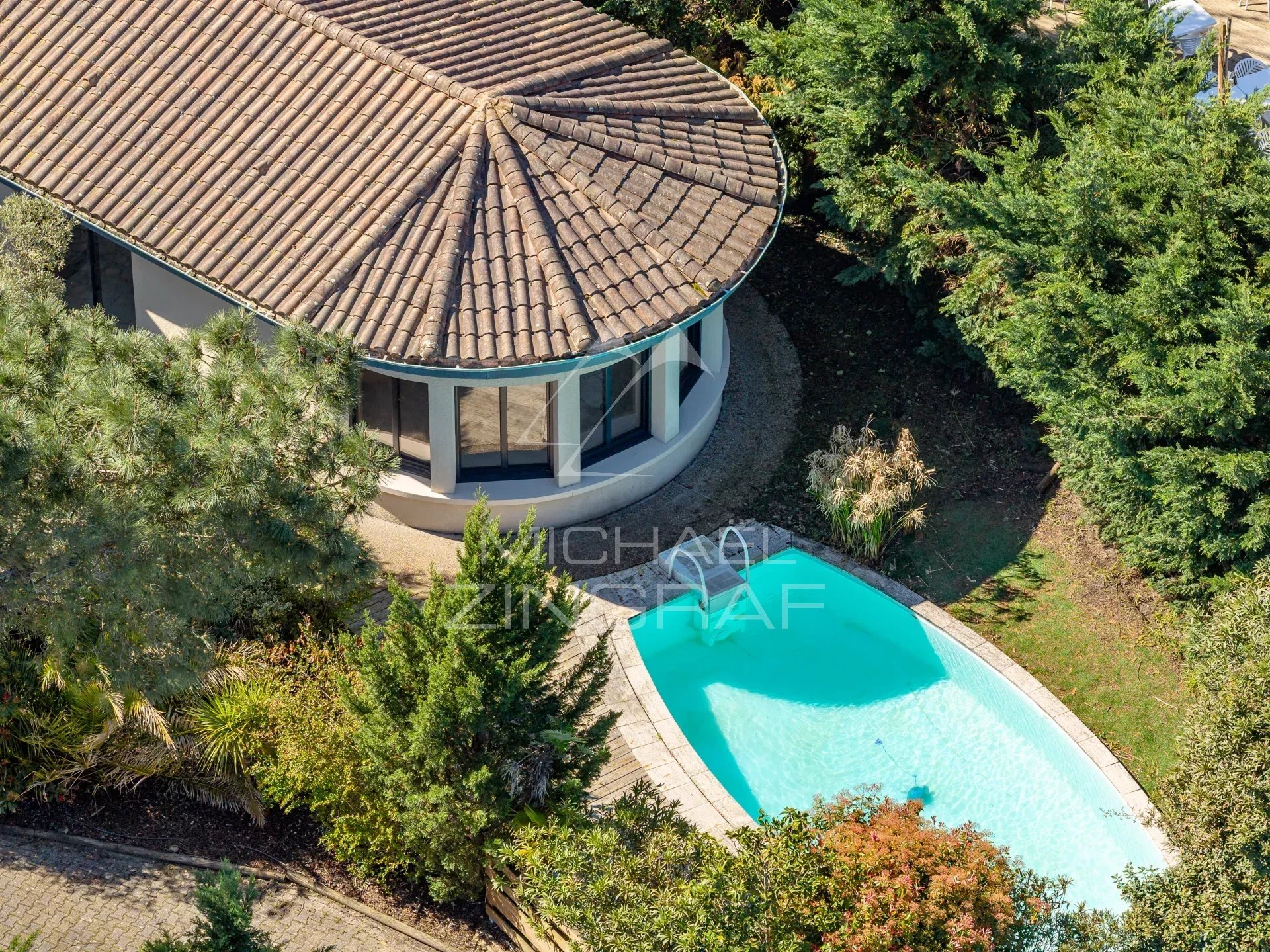 Une villa d'architecte dans un décor authentique au Port de la Hume