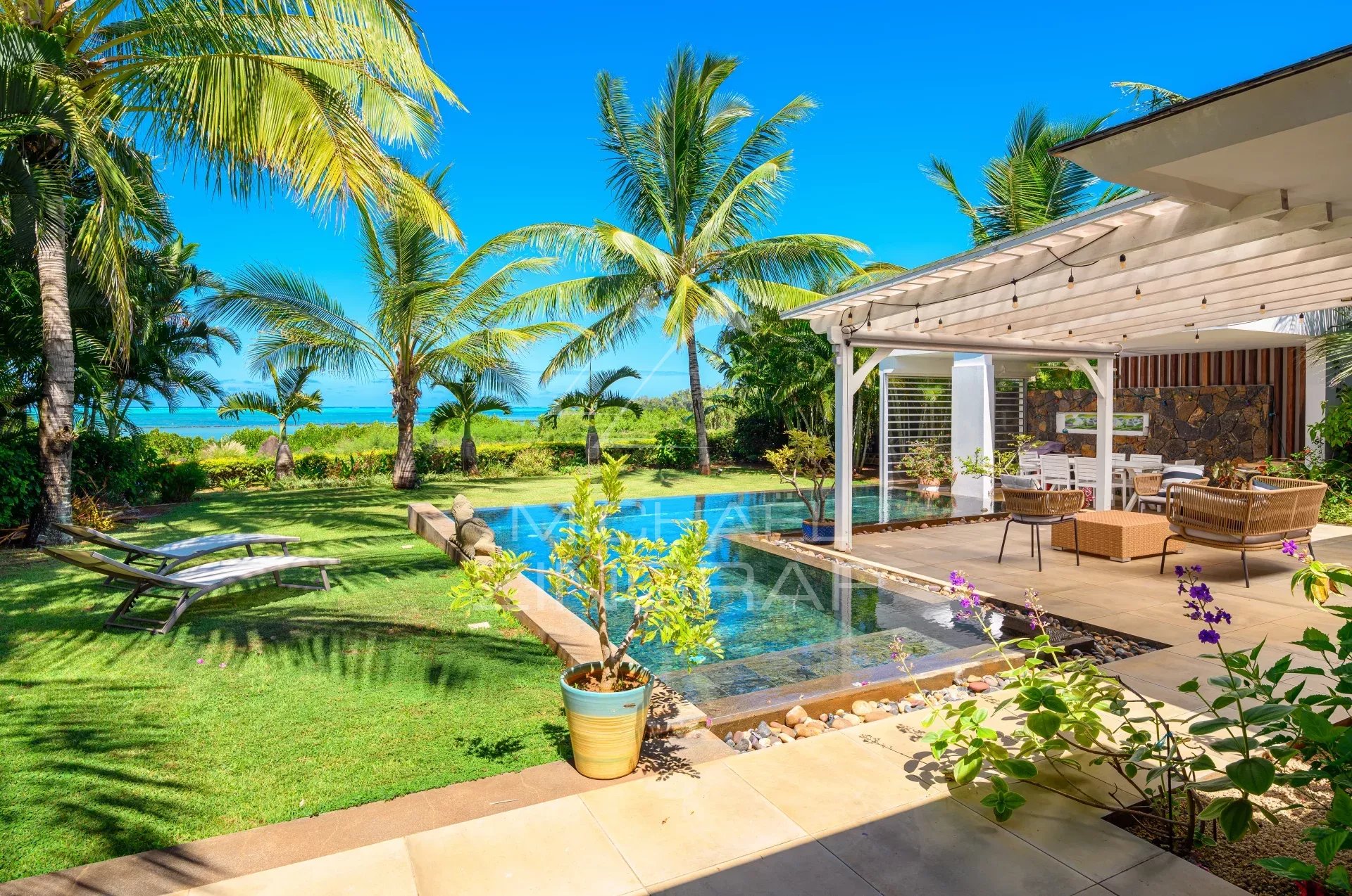 4-Bedroom Villa – Beachfront in Azuri