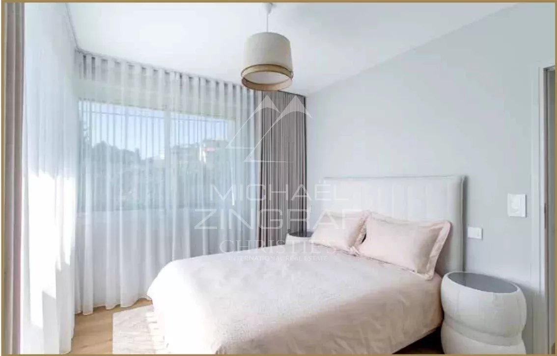SPLENDID RENOVATED CONTEMPORARY VILLA OF 320 SQM LOCATED IN A PRIVATE ESTATE