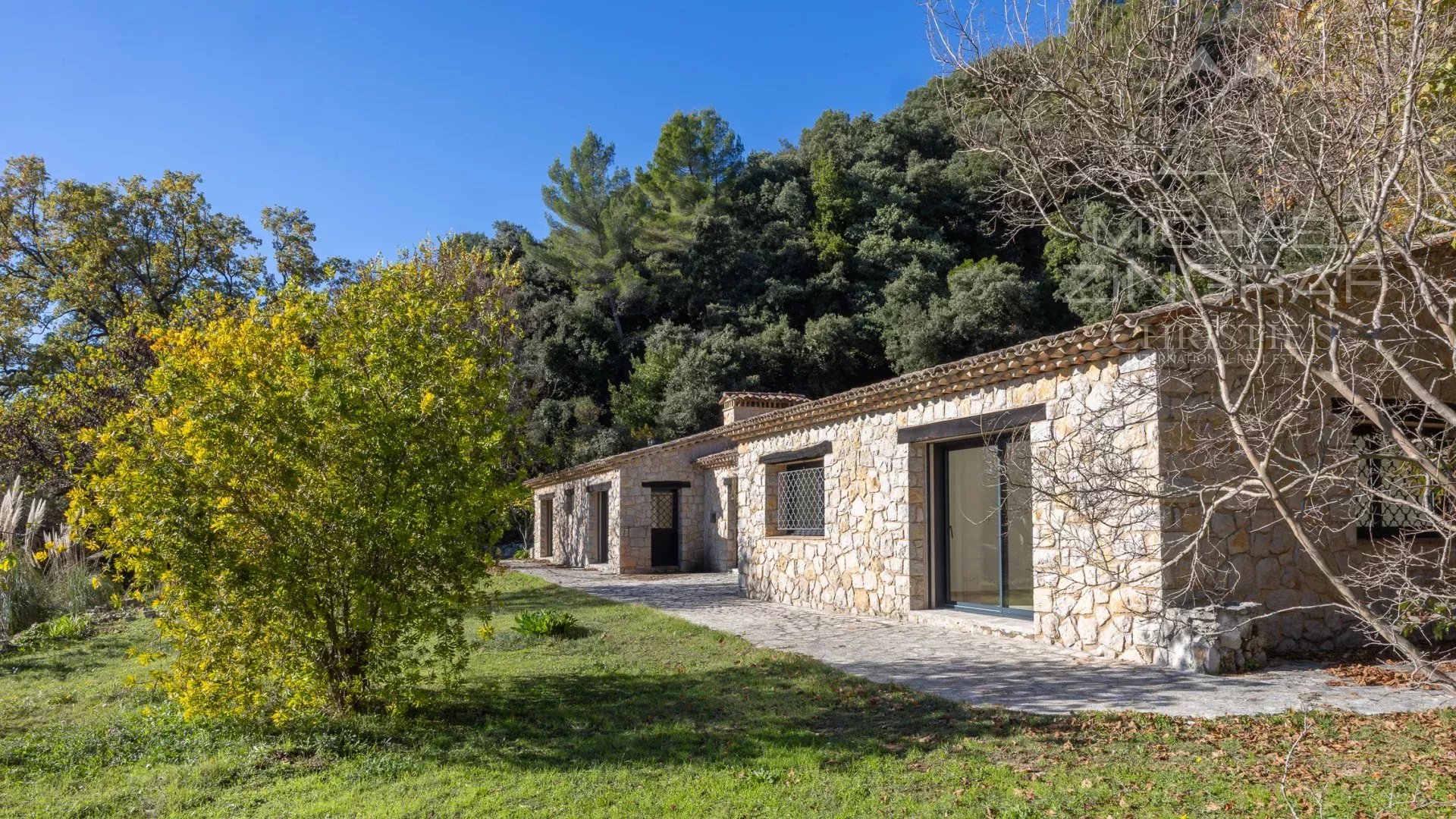 Villa Contemporaine Rénovée au Cœur de l’Arrière-Pays Cannois