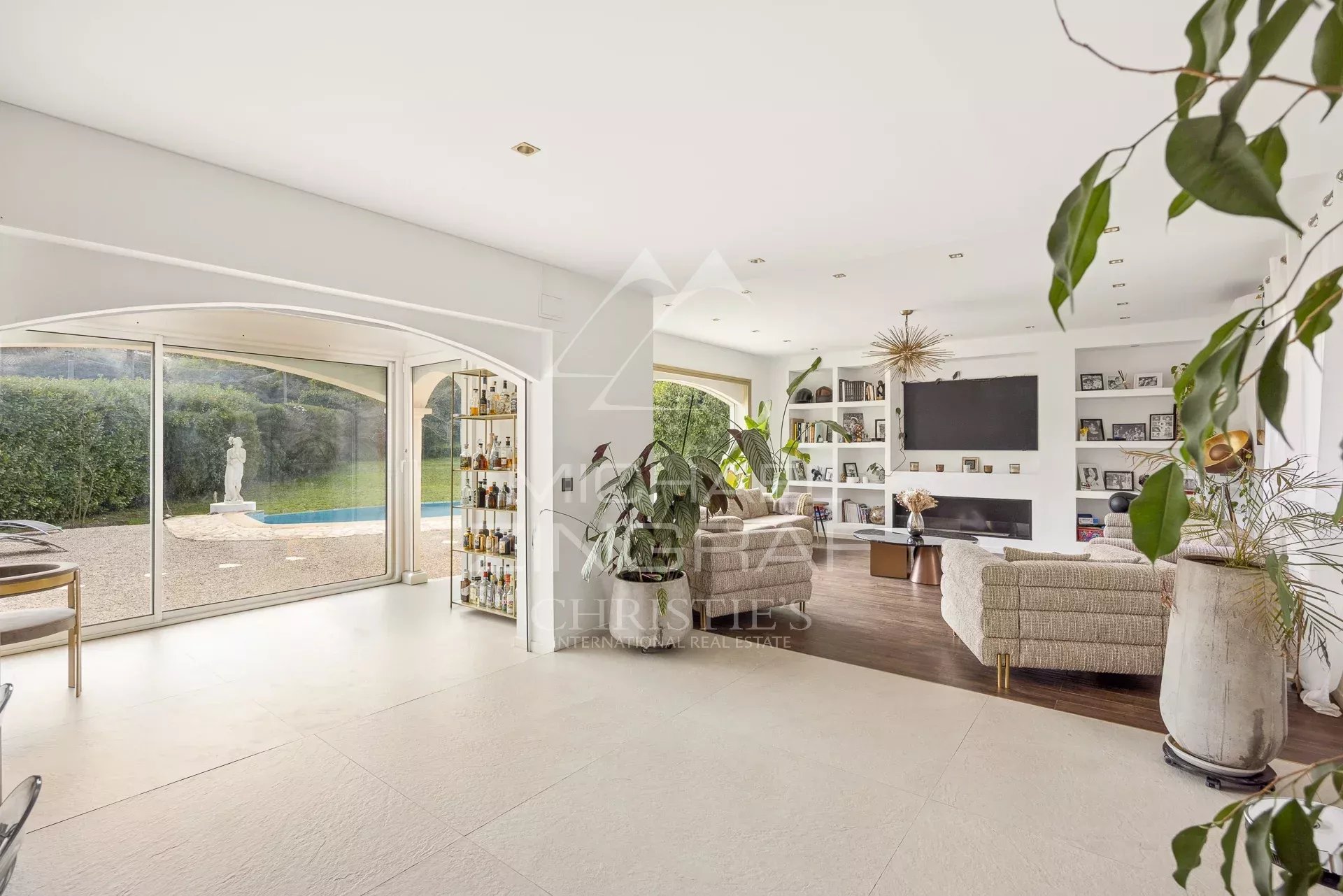 Roquefort-les-Pins – Élégante villa provençale moderne au cœur d’un environnement verdoyant