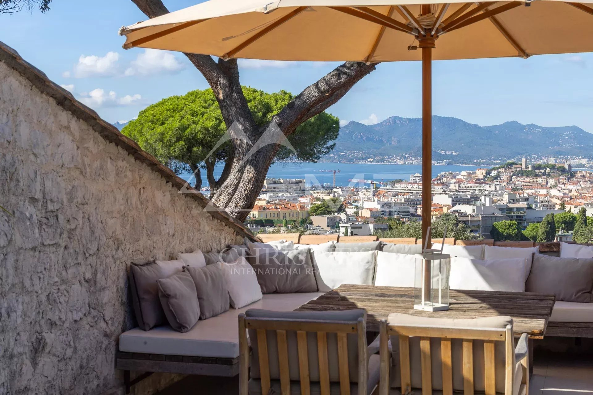 Exceptional apartment-villa in the sought-after Californie district