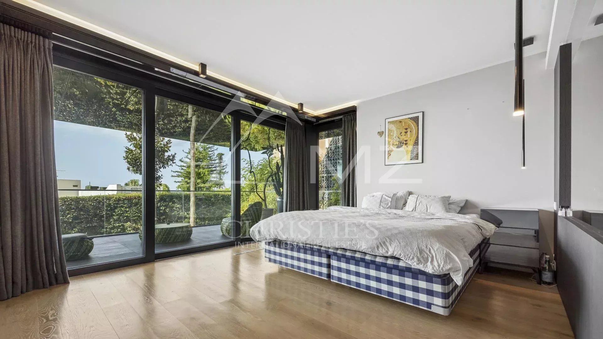 Zeitgenössische Wohnung in einer neueren Residenz in Californie