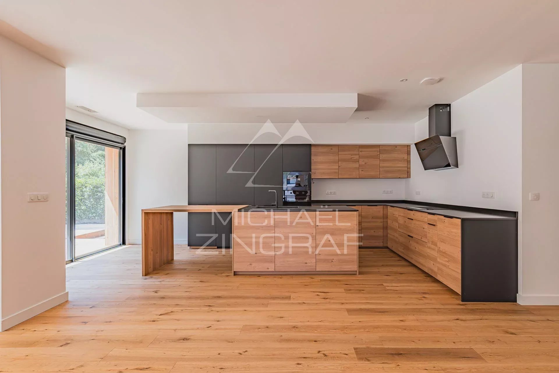 La Hume – a luxury family home with an outbuilding