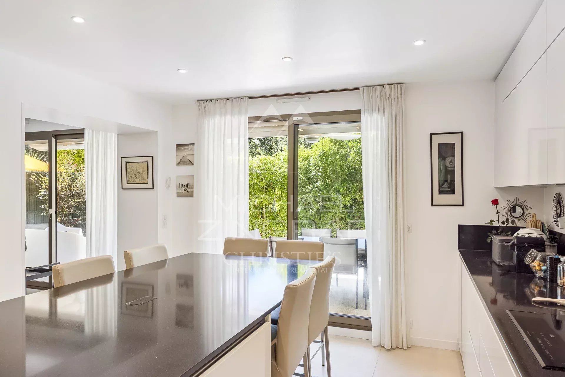 EXKLUSIV – Außergewöhnliche Immobilie am Eingang zum Cap d’Antibes – Résidence Château de la Pinède