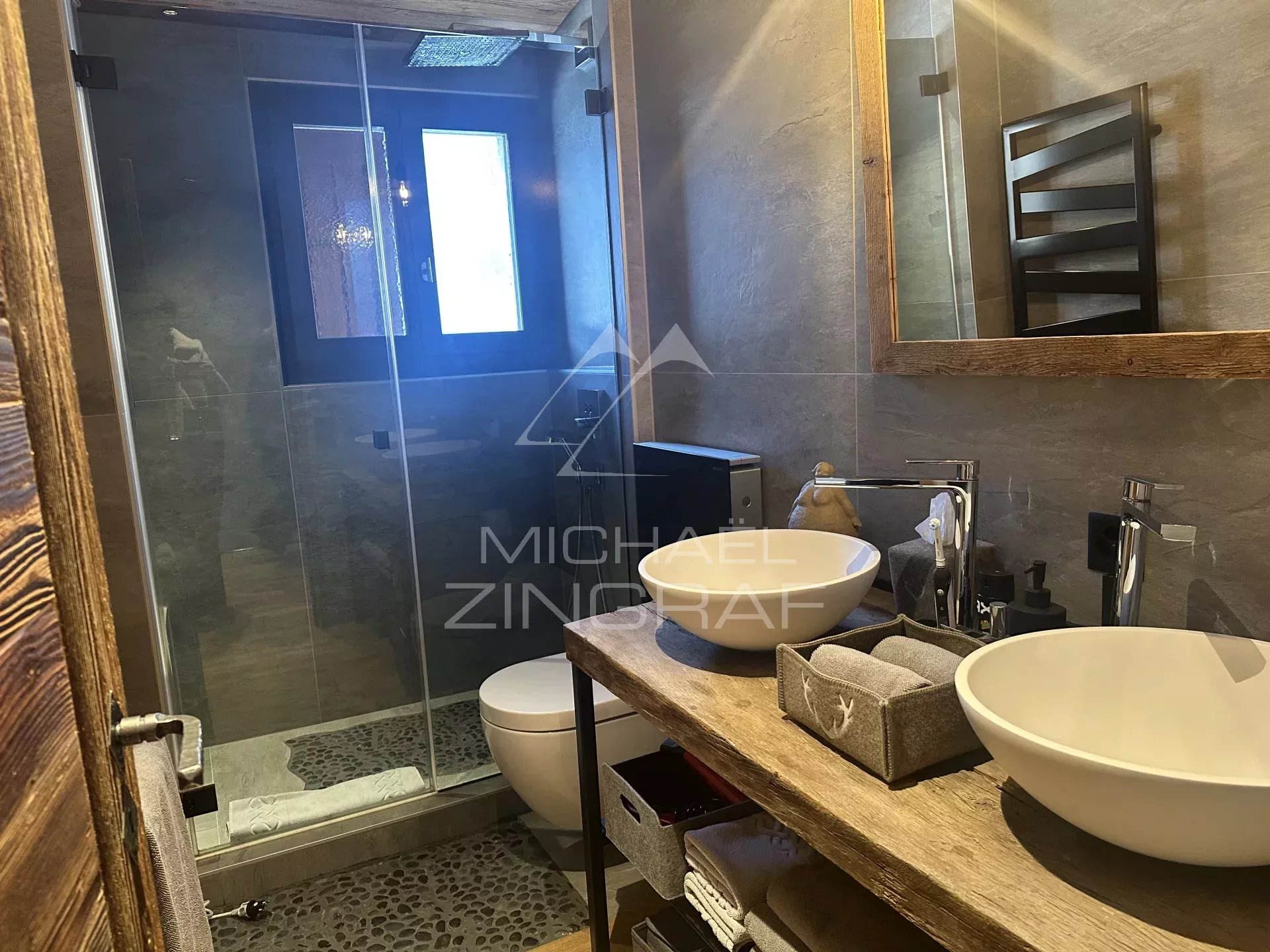 Attique contemporain avec 3 chambres à coucher au coeur de Gstaad