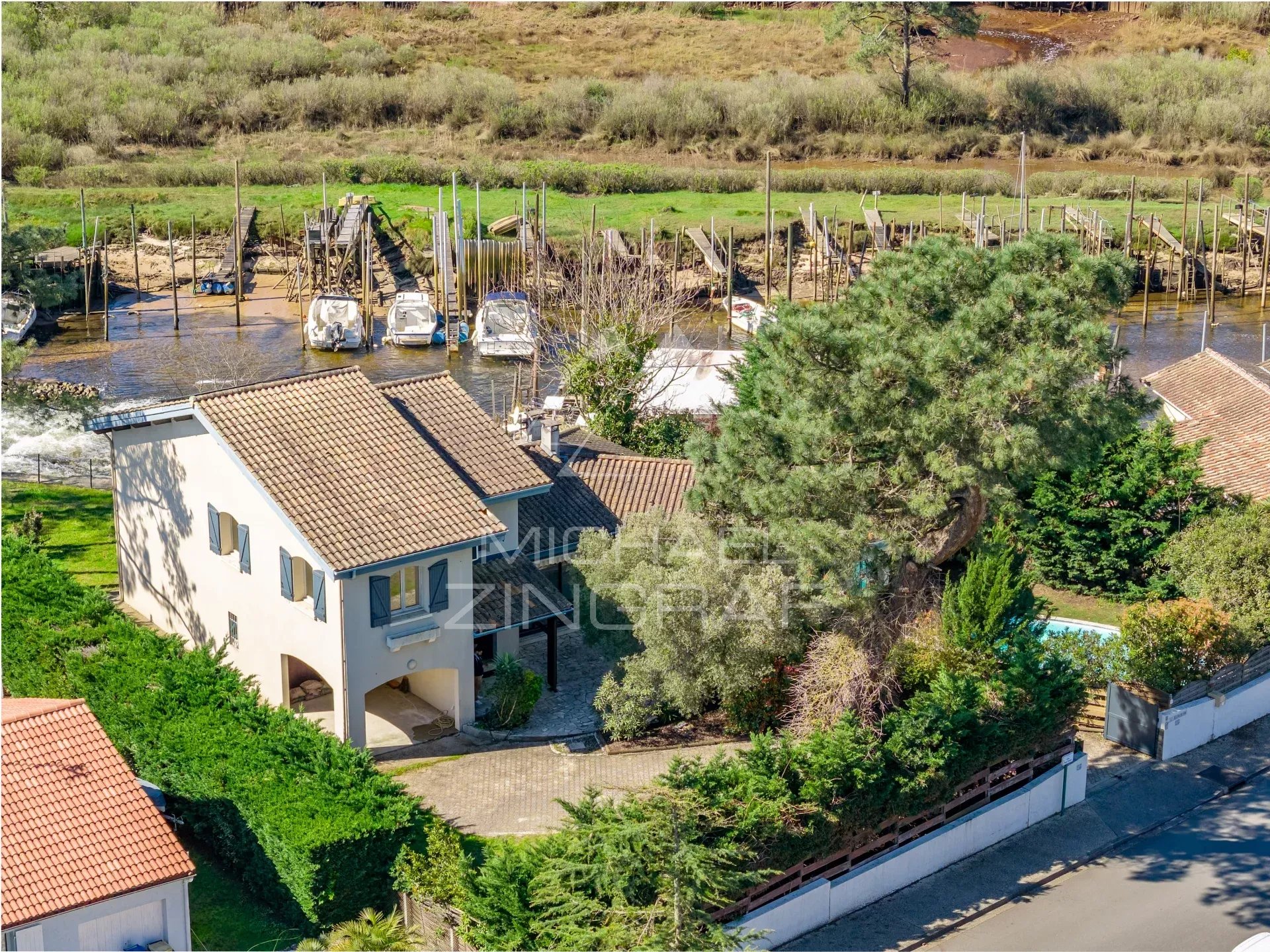 Une villa d'architecte dans un décor authentique au Port de la Hume