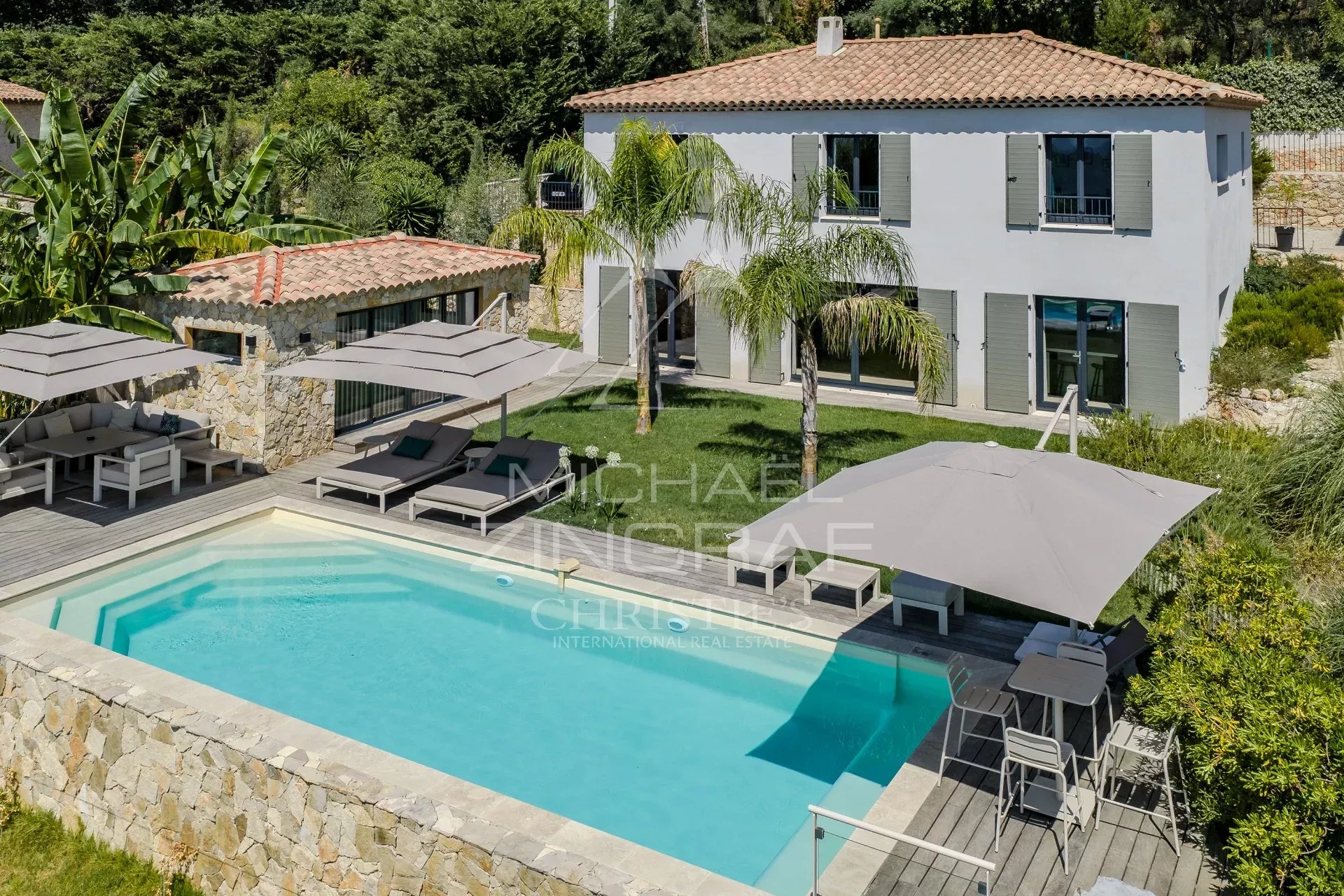 Villa récente proche du village