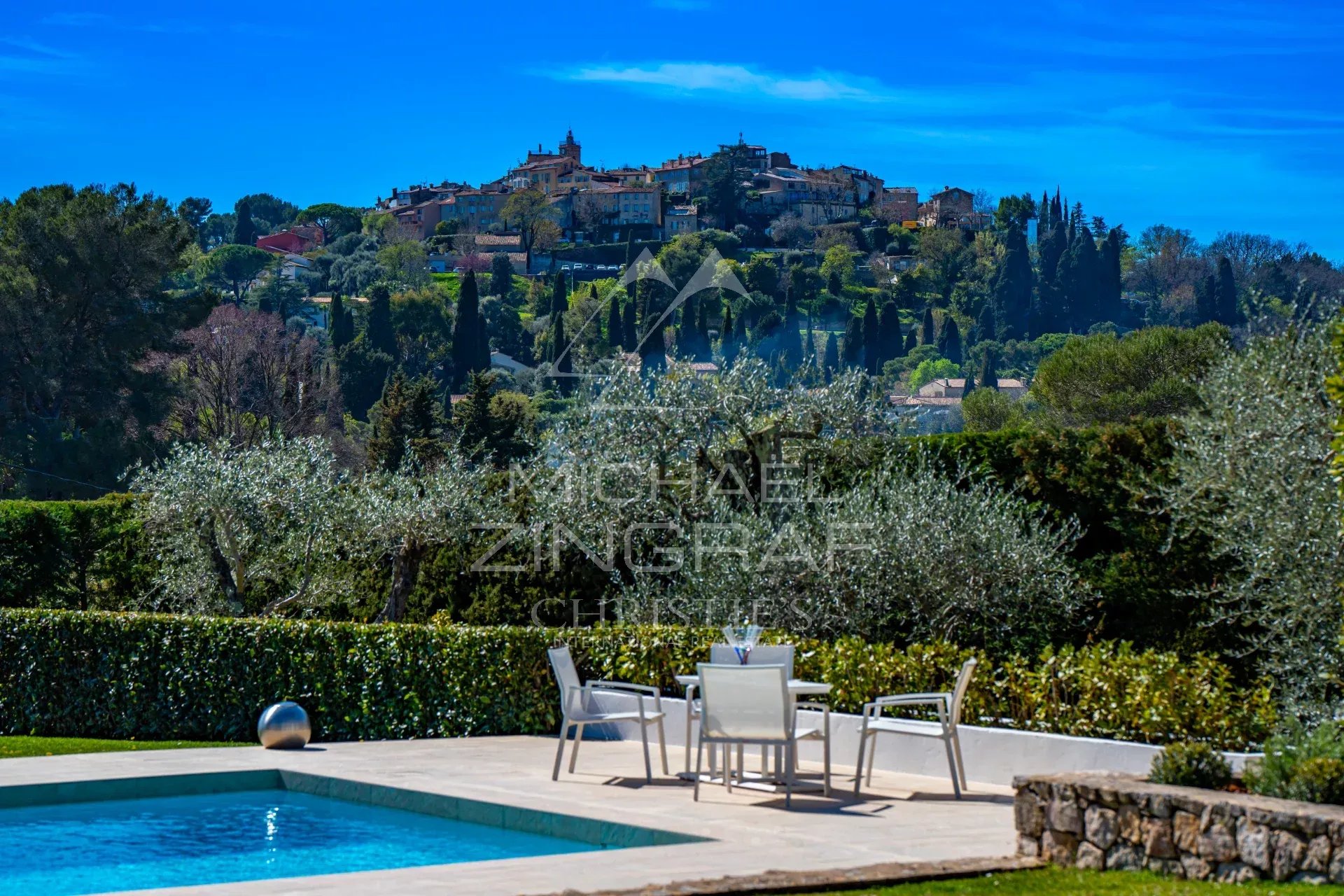 Mougins - Vue panoramique sur le village et la mer