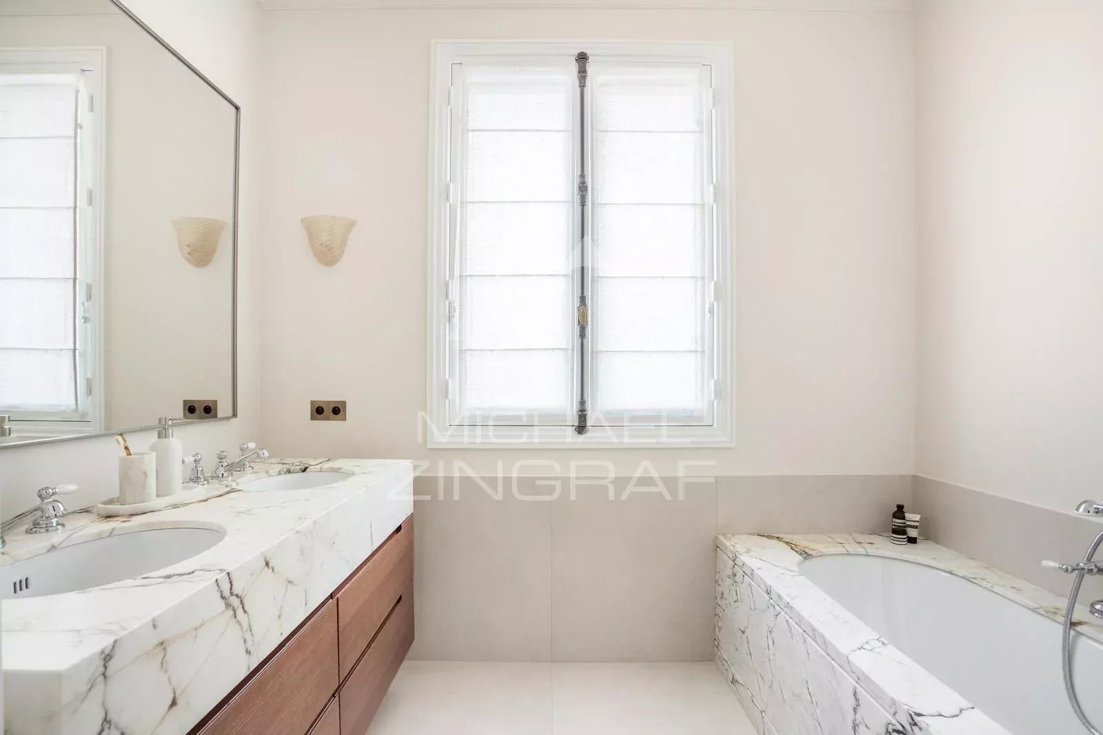 To sell - 3 Mastersuites - Perfect condition  - Odéon