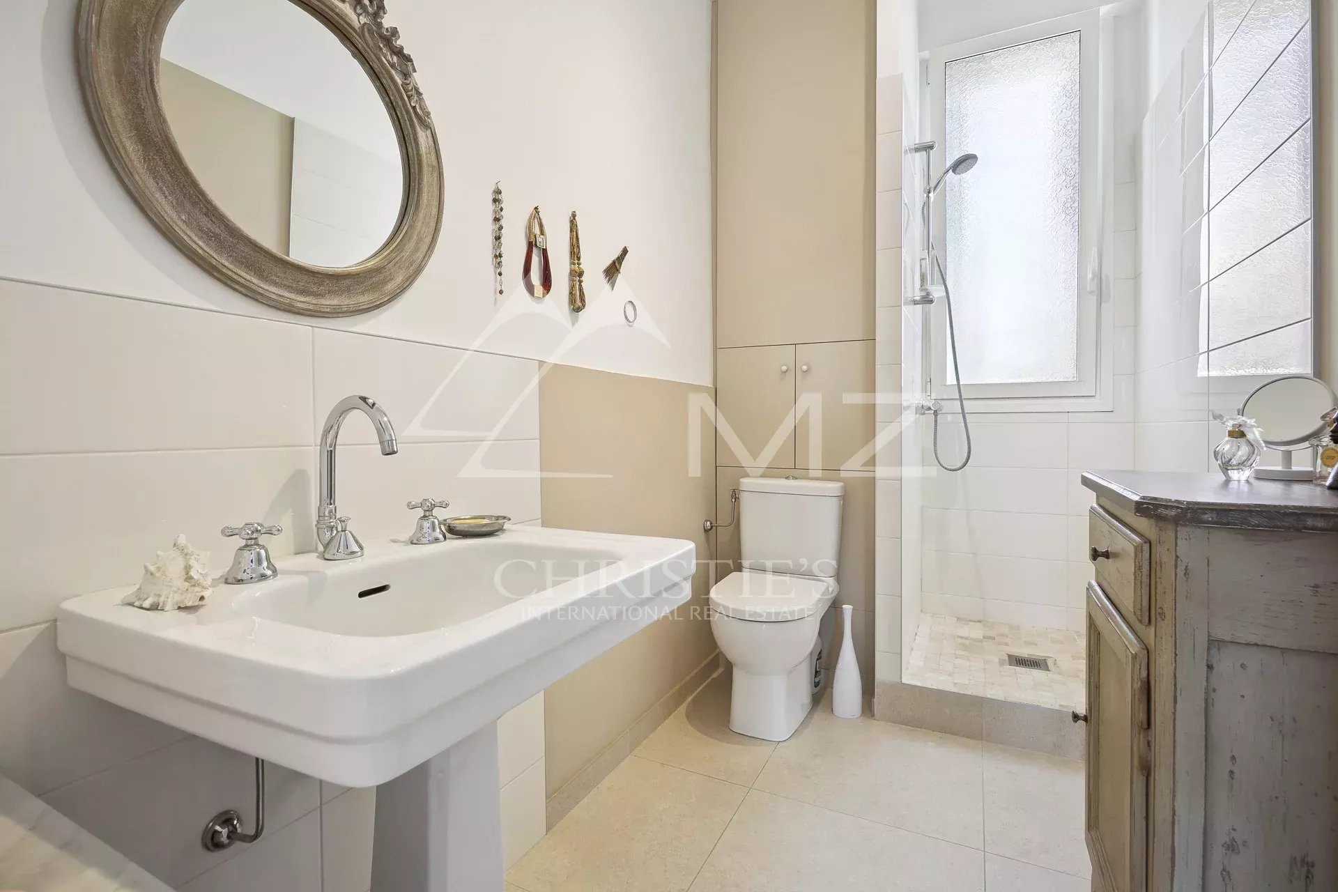 In der letzten Etage herrlicher Blick auf das Meer und Estérel