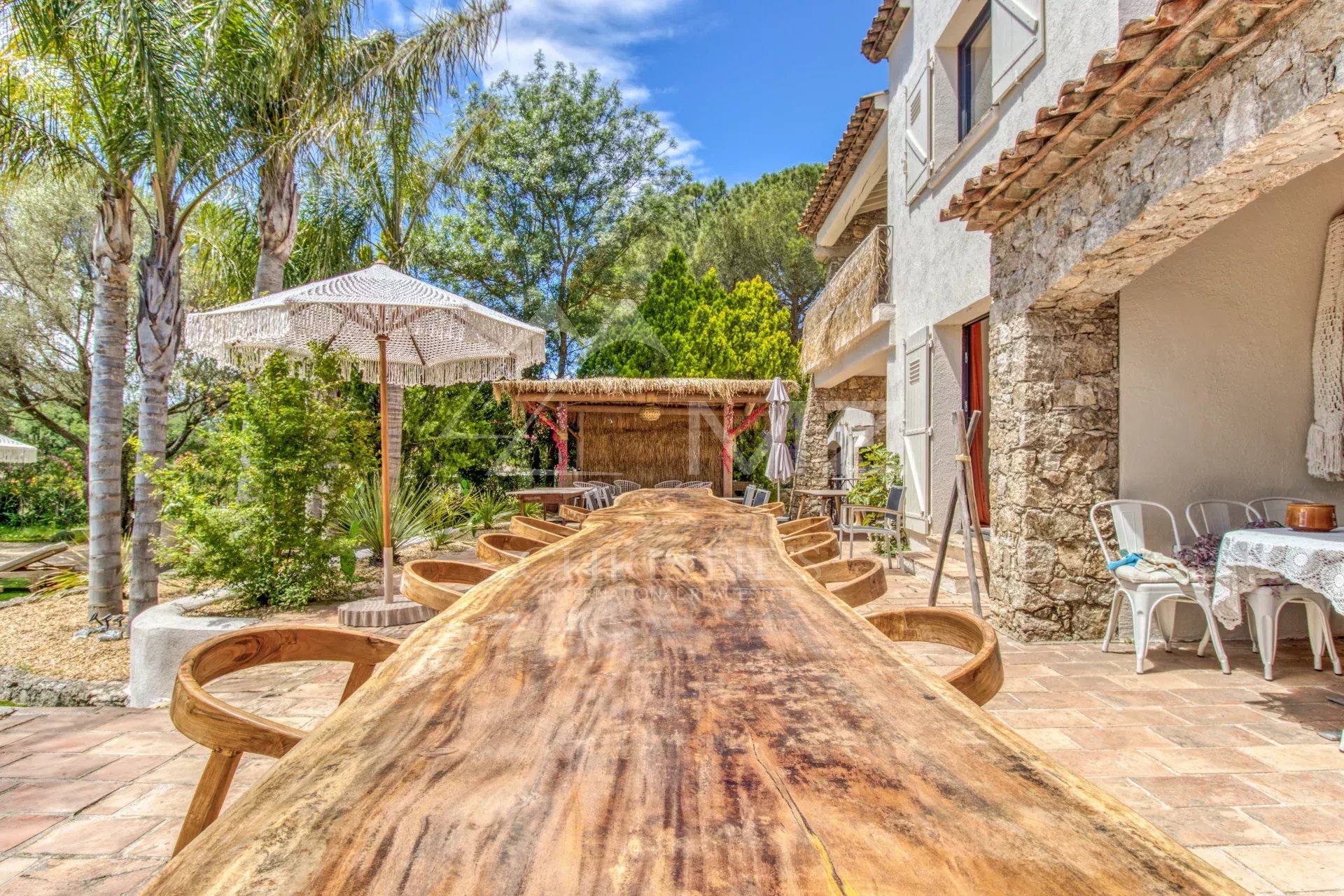 VILLA DE CARACTERE - VUE SUR LE CHATEAU DE GRIMAUD