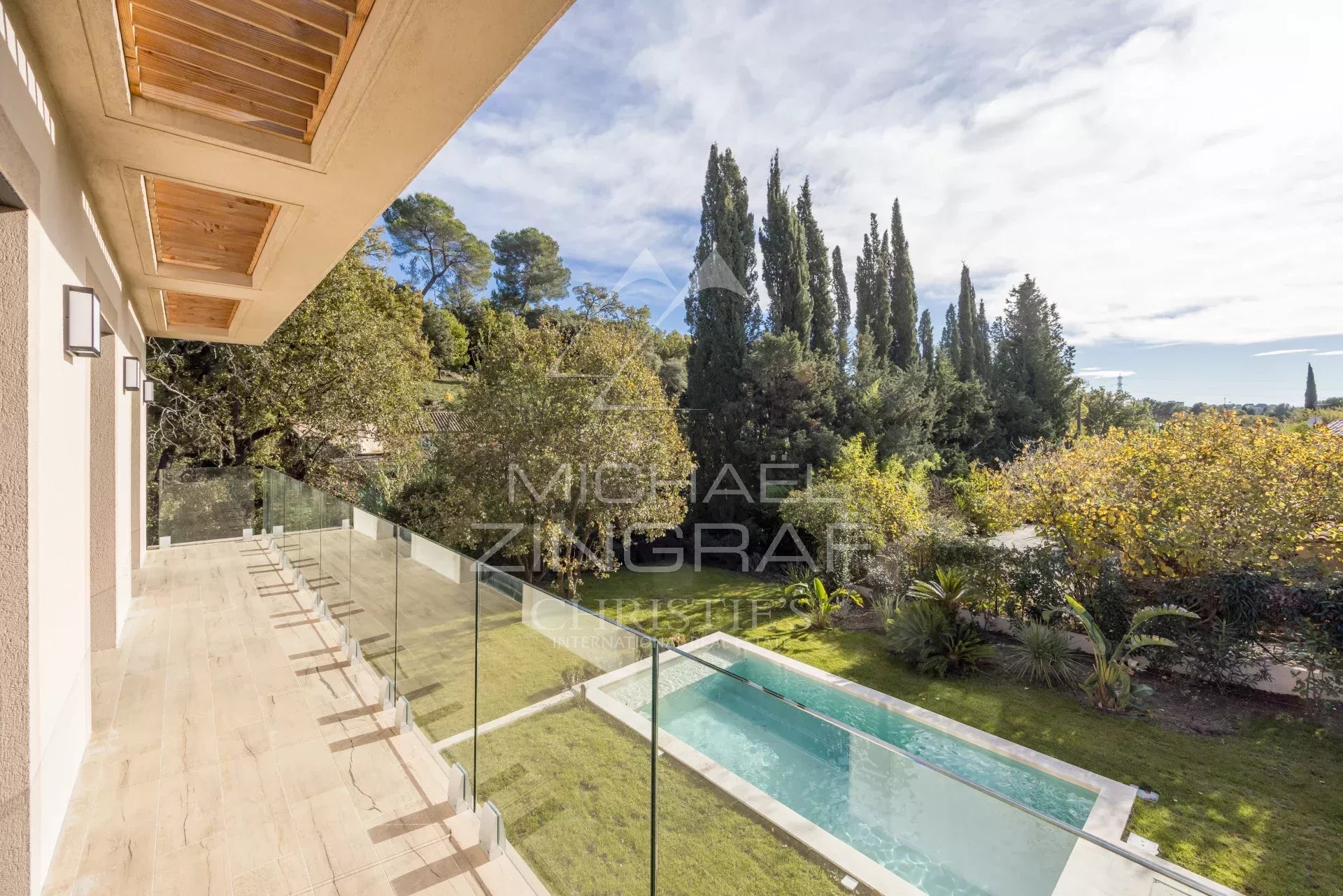 Contemporary villa in a quiet gated domain