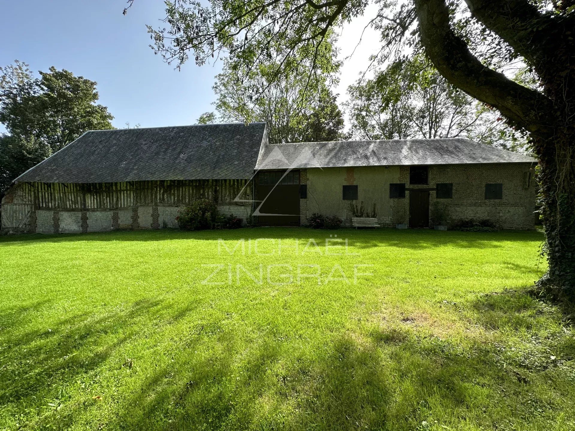 Manoir et dépendances a proximité de la mer