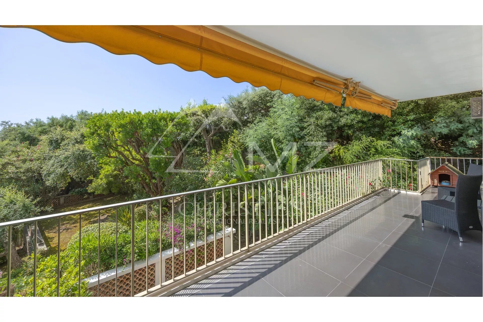 Superb contemporary 3-room apartment in perfect condition