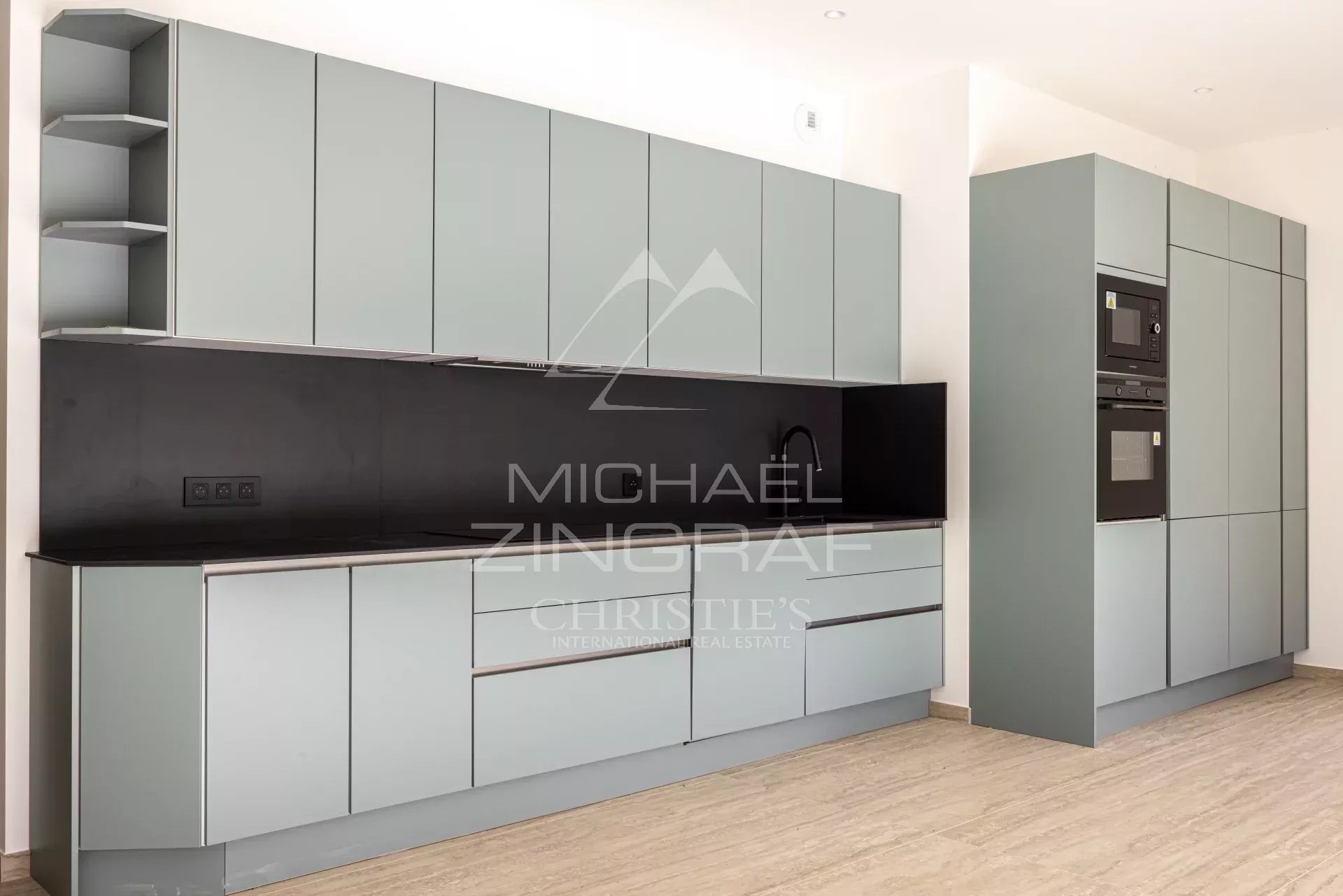 Contemporary villa in a quiet gated domain