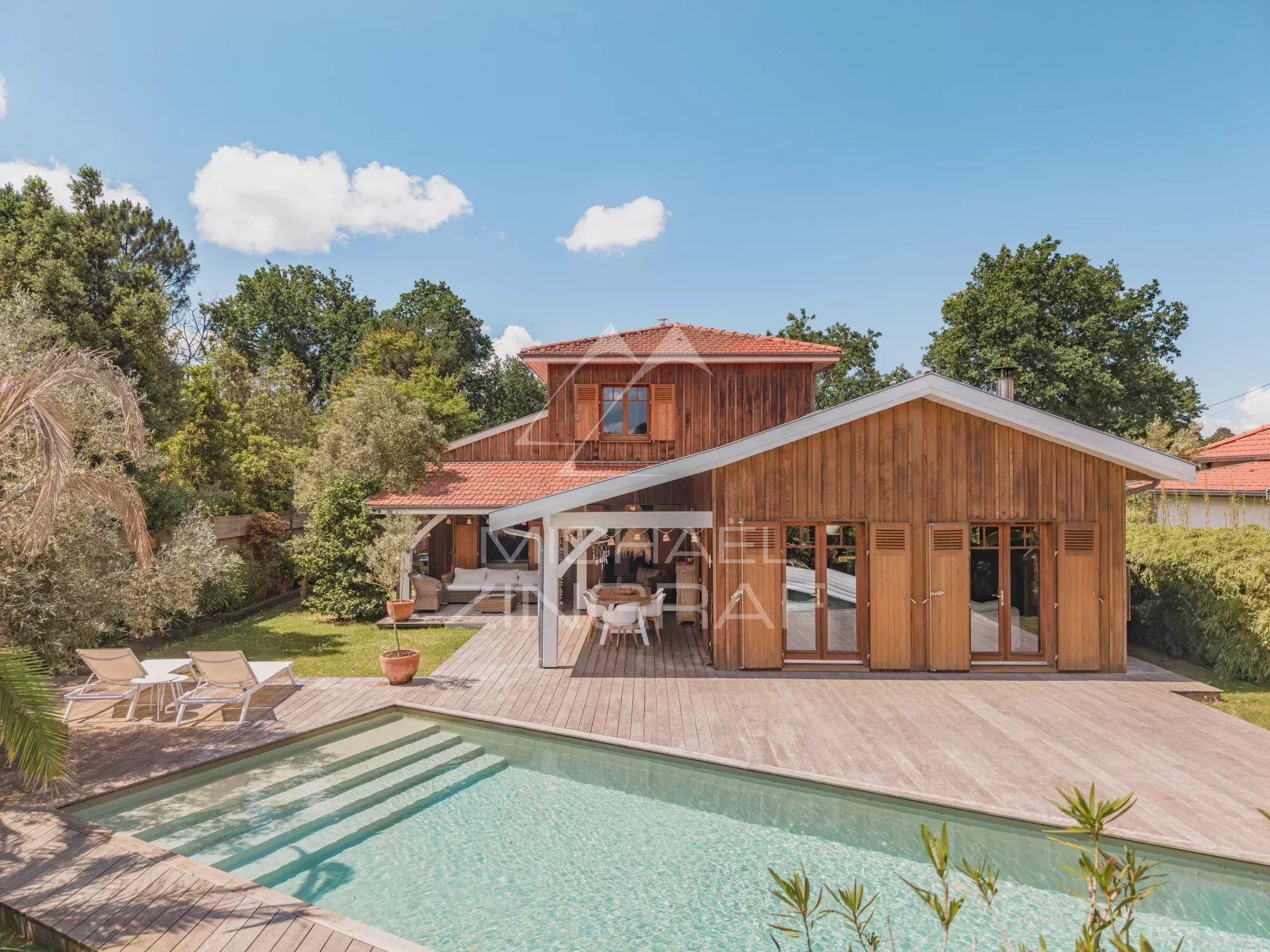 QUARTIER LA HUME - VILLA 7 PIÈCES AVEC DÉPENDANCE ET PISCINE
