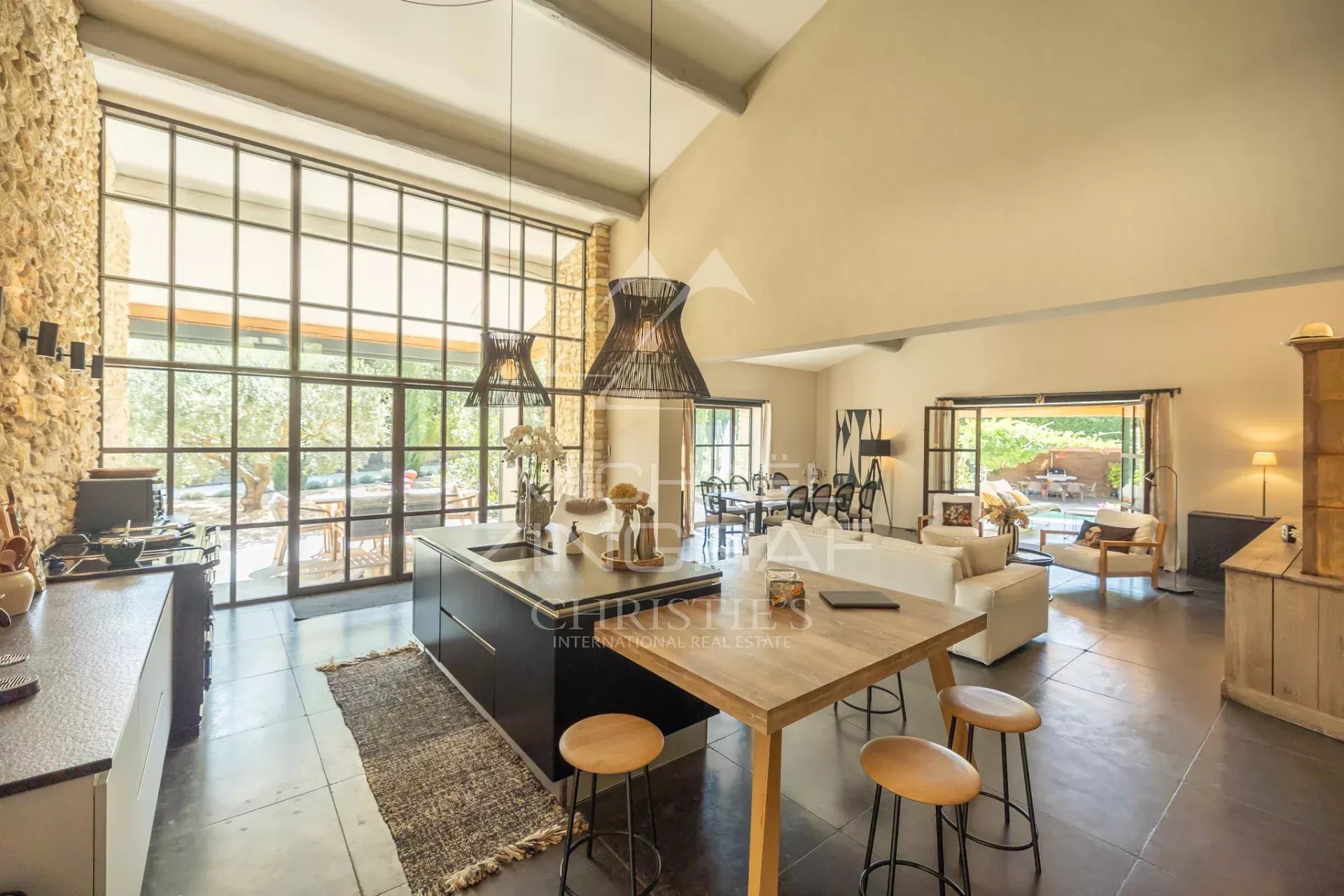 Entre tradition et contemporain, superbe maison en pierre de plain-pied avec piscine et vue sur le Luberon. Vendue entièrement meublée.