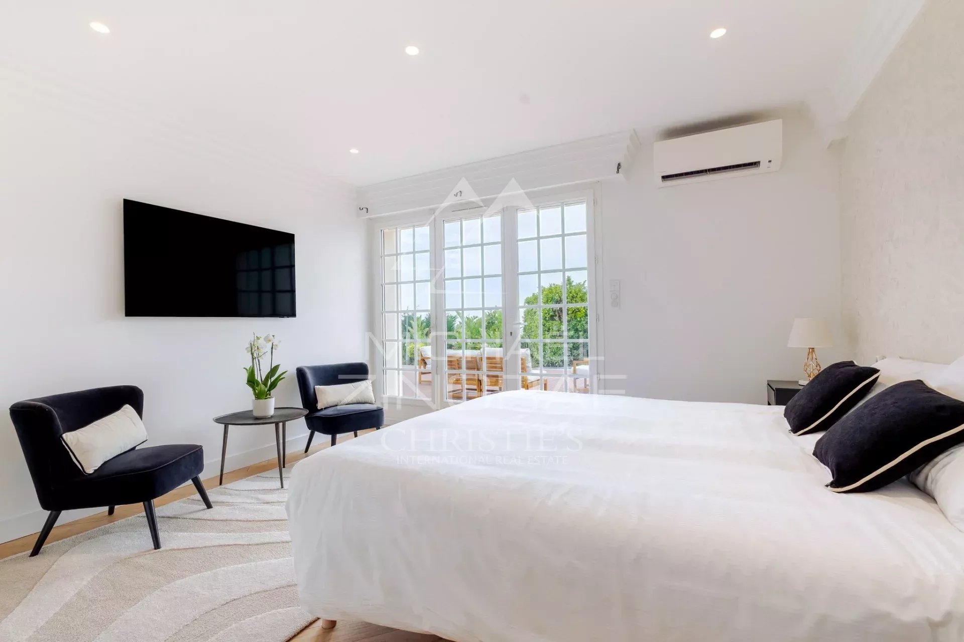 At the Gates of Cannes — Panoramic Sea View Villa — 11 Suites