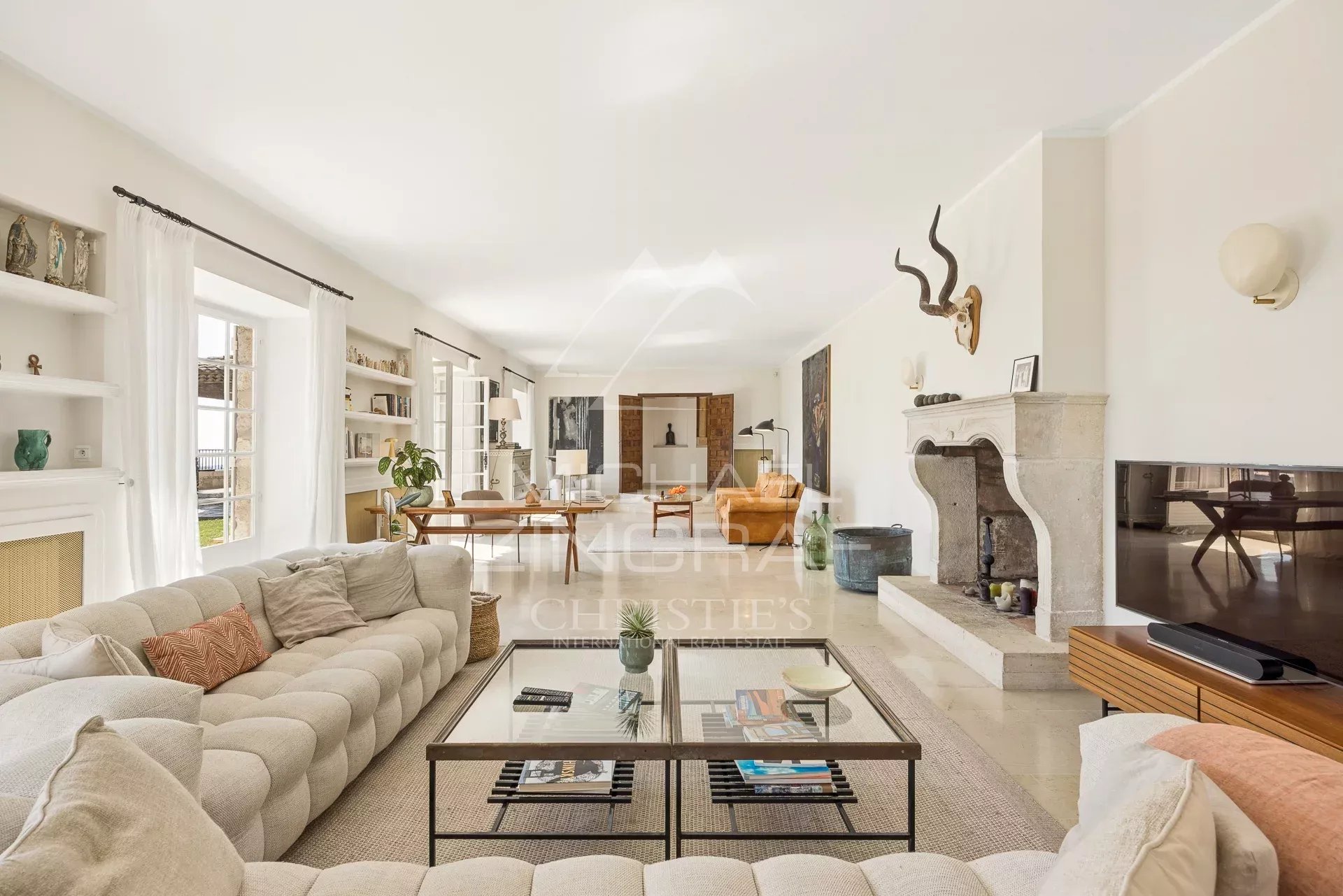 Charmante Villa mit Steinfassade und Panoramablick