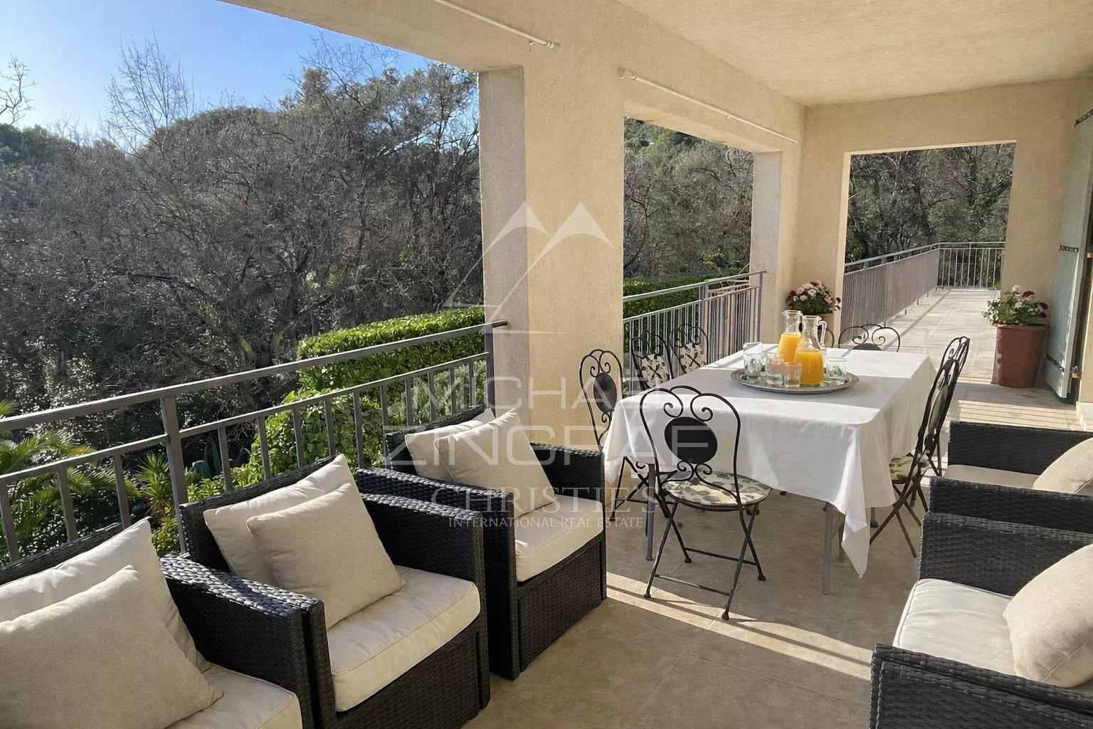 Tourrettes-sur-Loup : Villa au calme avec vue dégagée à proximité du village