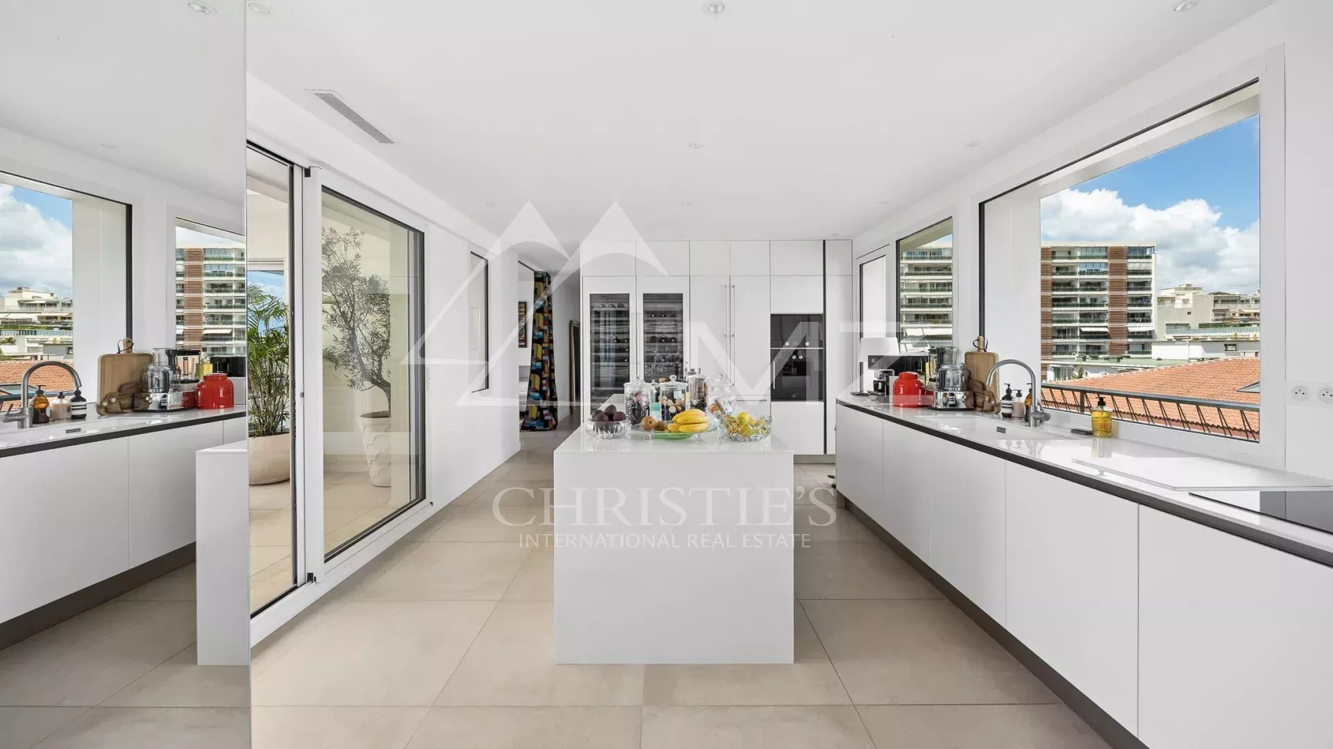 SOLE AGENT: 15 minutes walk from the city center, discover this exceptional roof villa