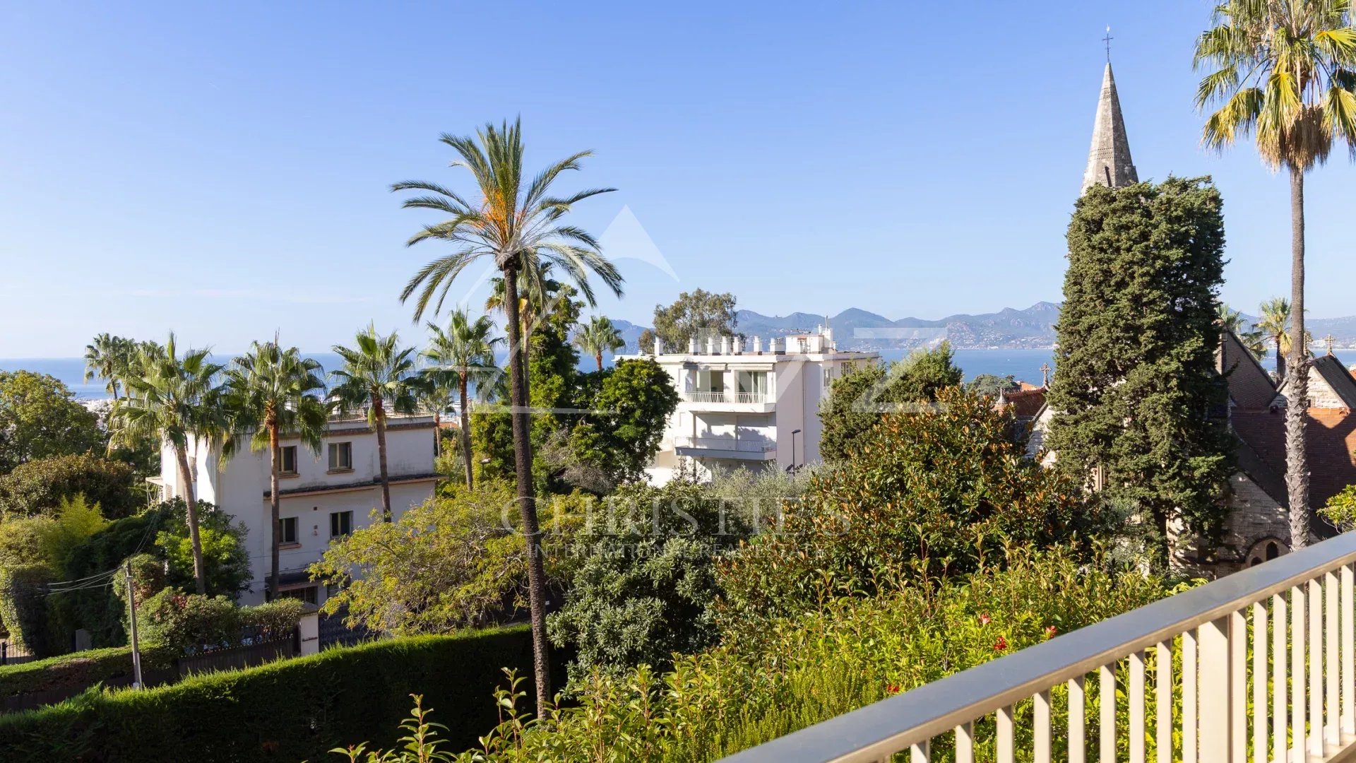 Superb 4-room corner apartment in a luxury residence