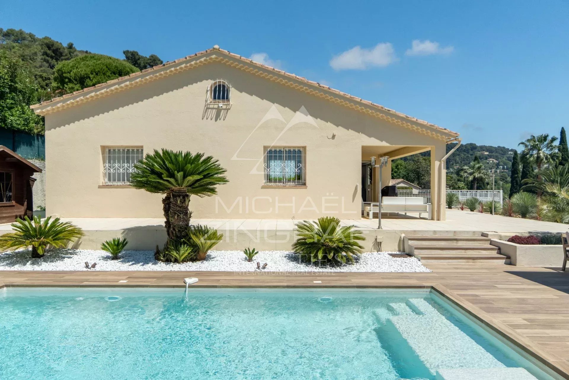 Renovierte ebenerdige Villa mit Dorfblick