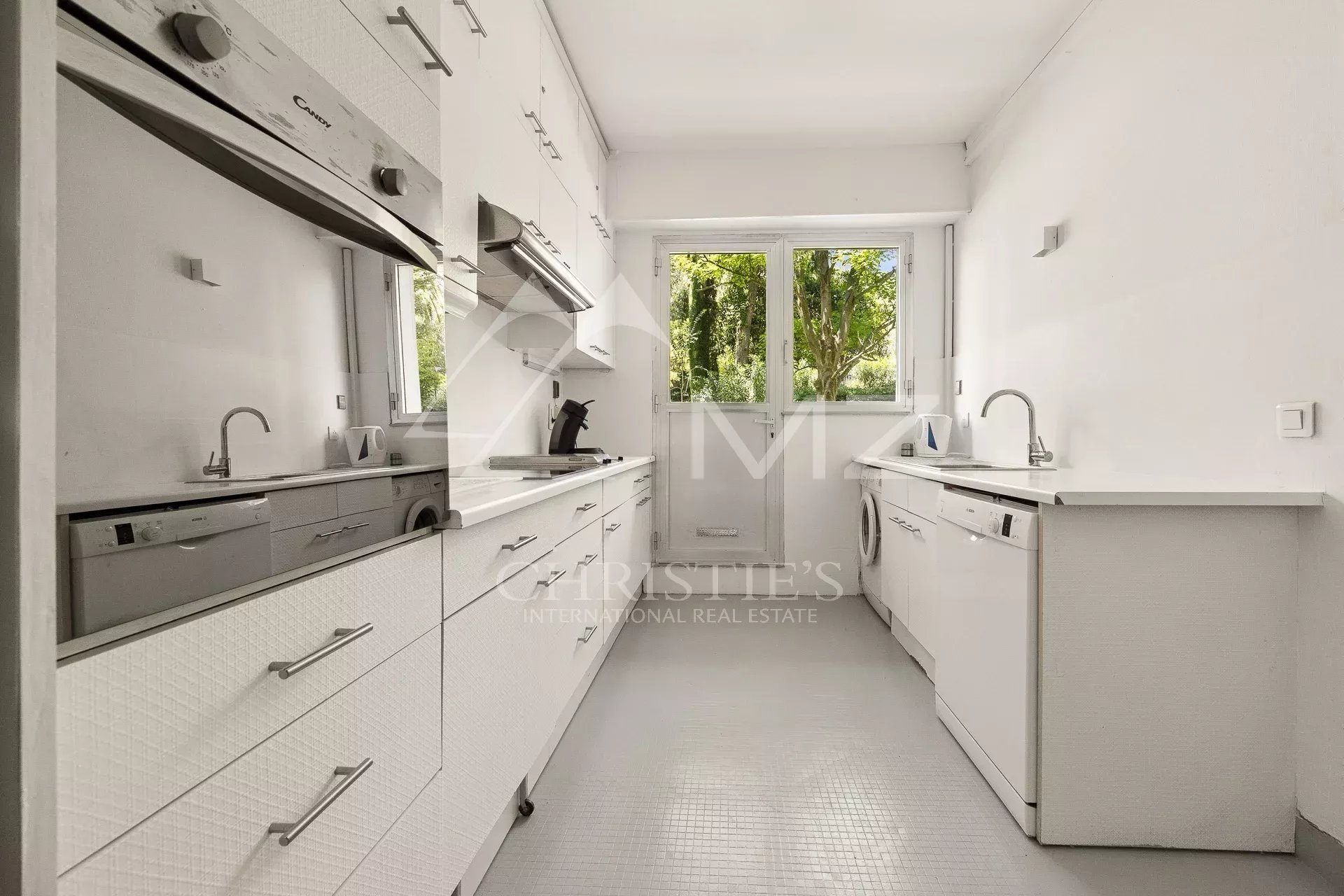 Apartment with Great Potential in the Prized California District