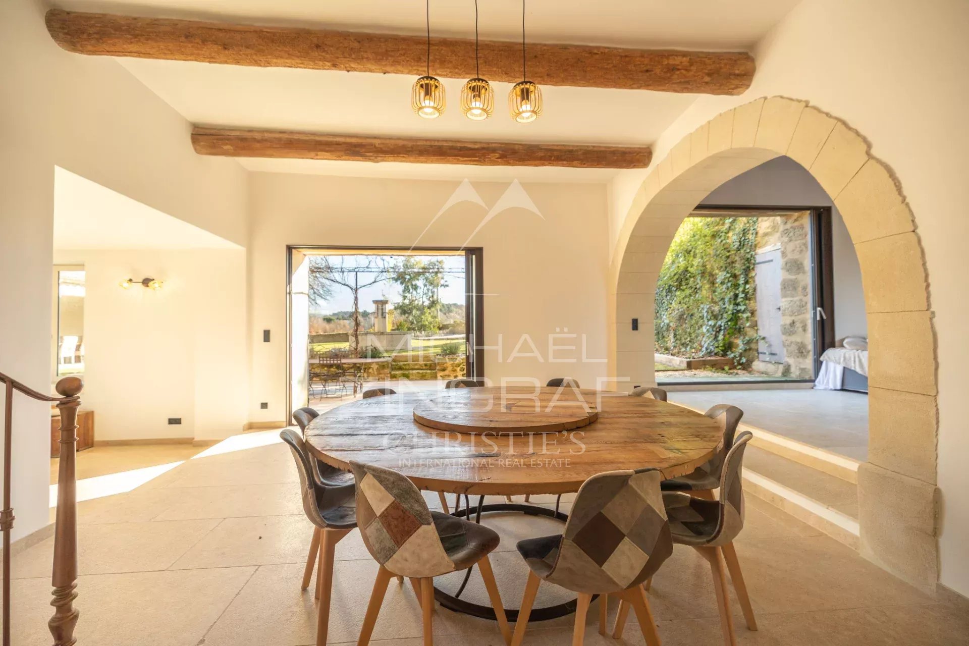 Außergewöhnliches, komplett renoviertes Landhaus auf einem 2,6 ha großen Grundstück mit Swimmingpool.