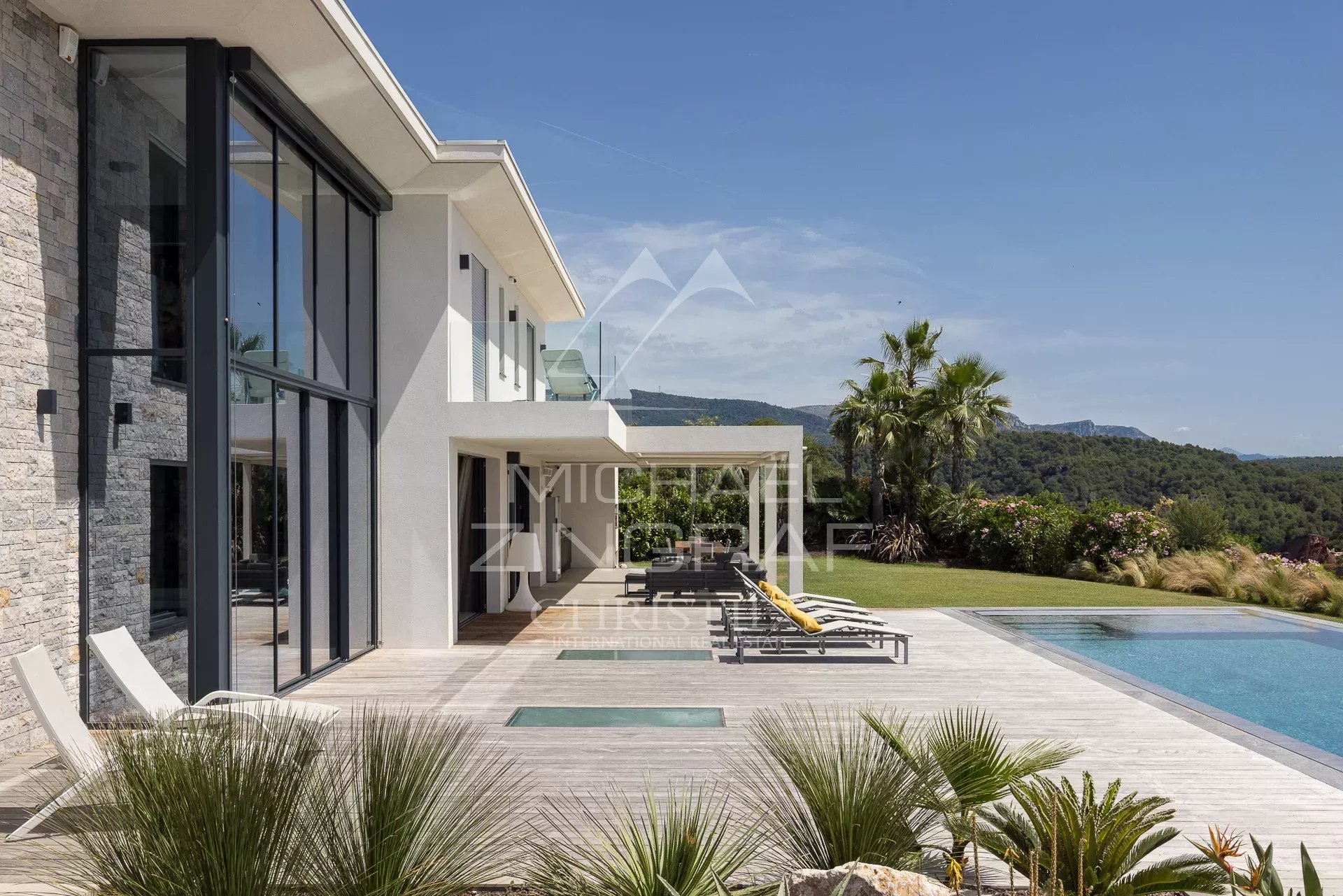 Villa contemporaine avec vue panoramique mer.