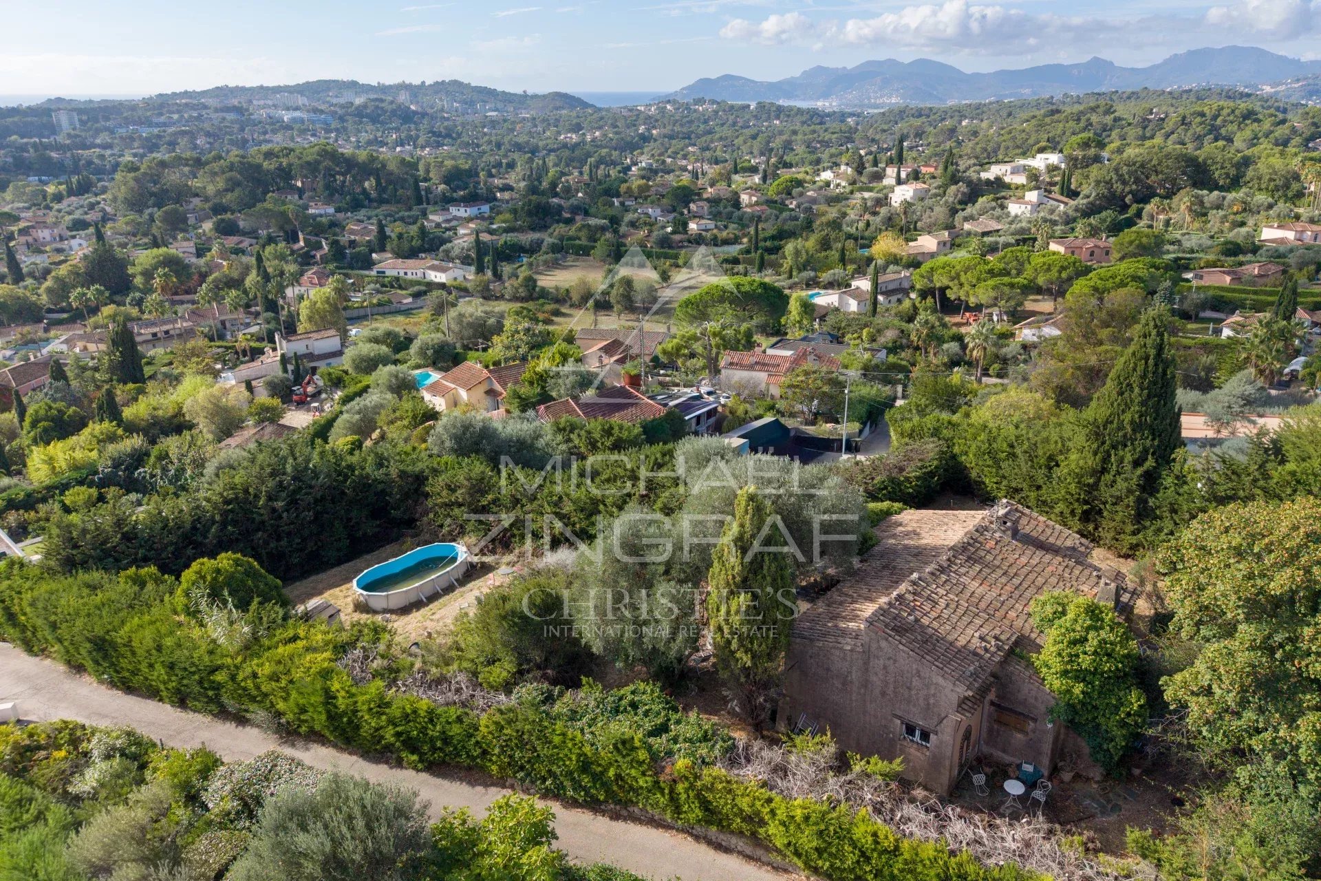 Property with building potential – Sea and hill views