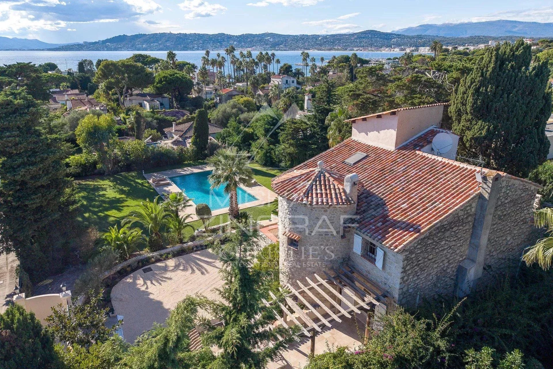 West Side | Exceptional Property with Sea View