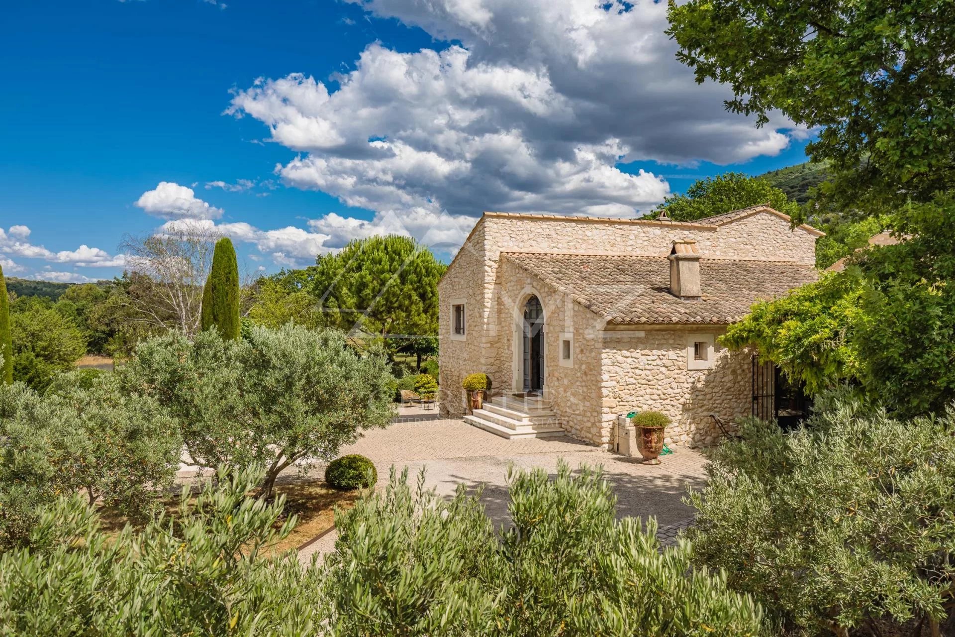 Ménerbes - Gorgeous property with heated pool and tennis court