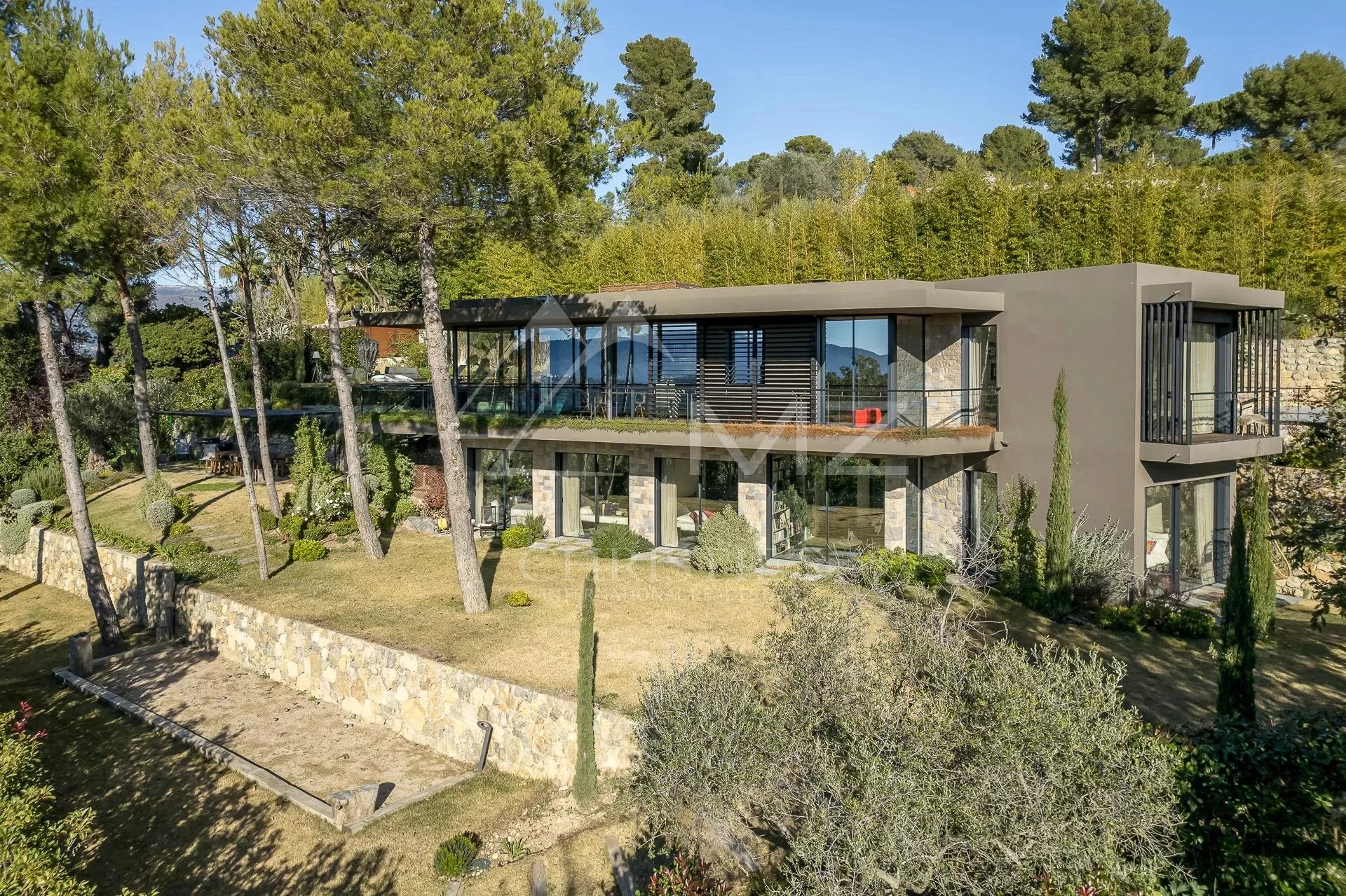 MOUGINS - CONTEMPORARY VILLA WITH PANORAMIC VIEW