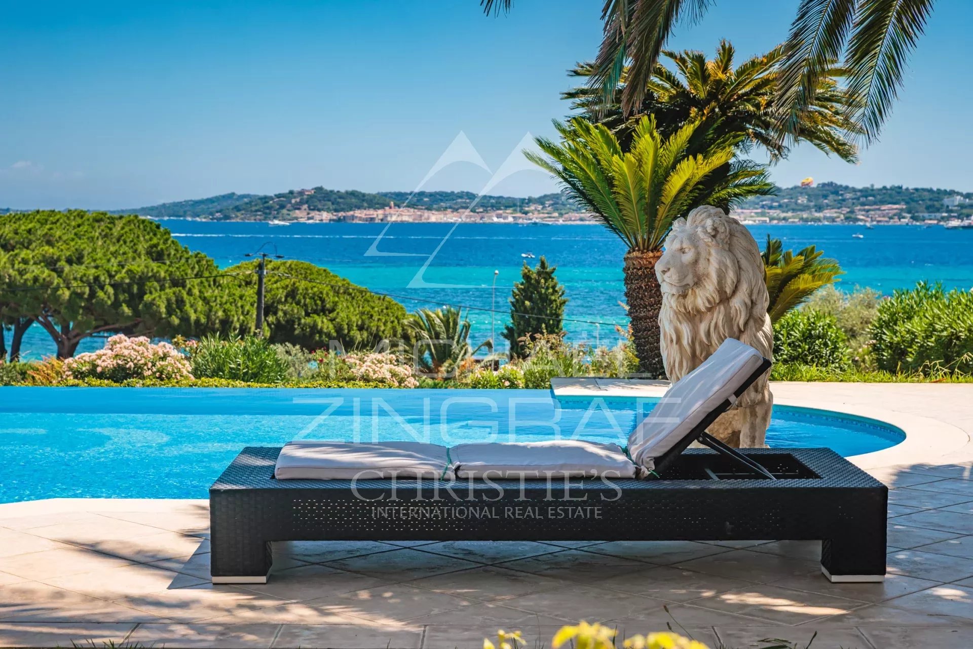 Villa with panoramic sea view over the village of Saint-Tropez