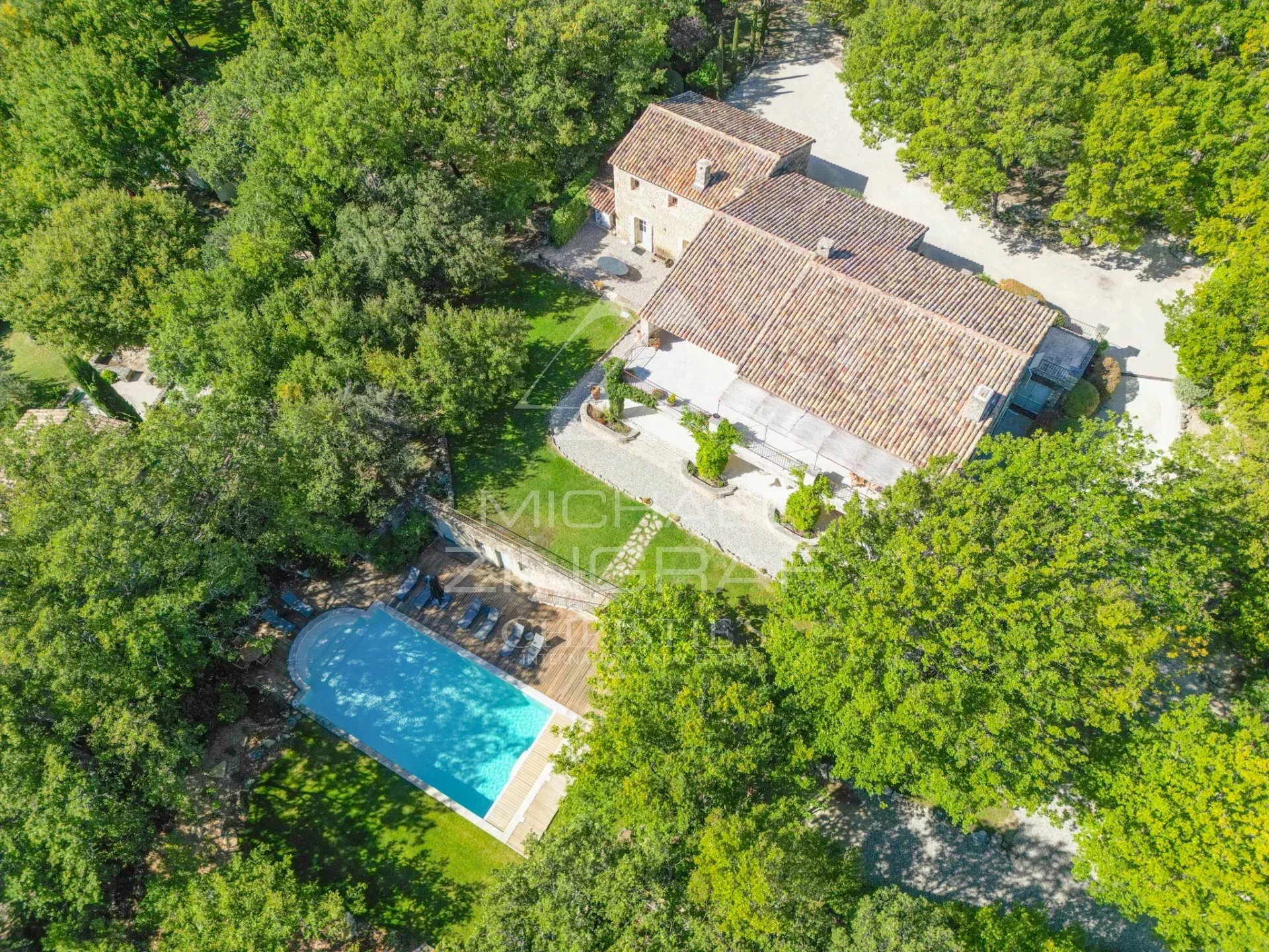 Gordes – Wunderschönes Steinhaus mit Aussicht und Pool, nur wenige Schritte vom Dorfzentrum entfernt