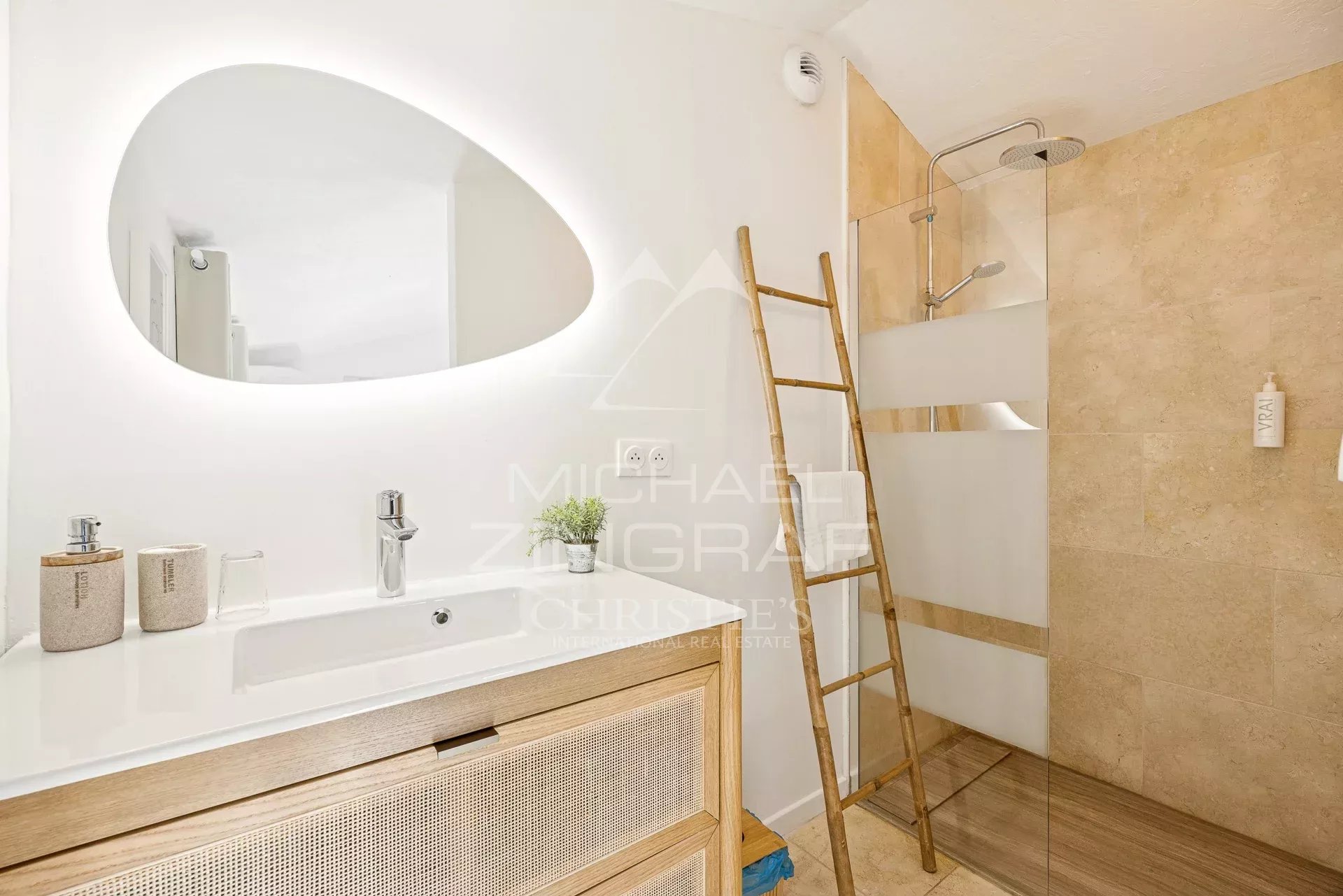 Charming Renovated Property with Guest Suites and Wellness Area