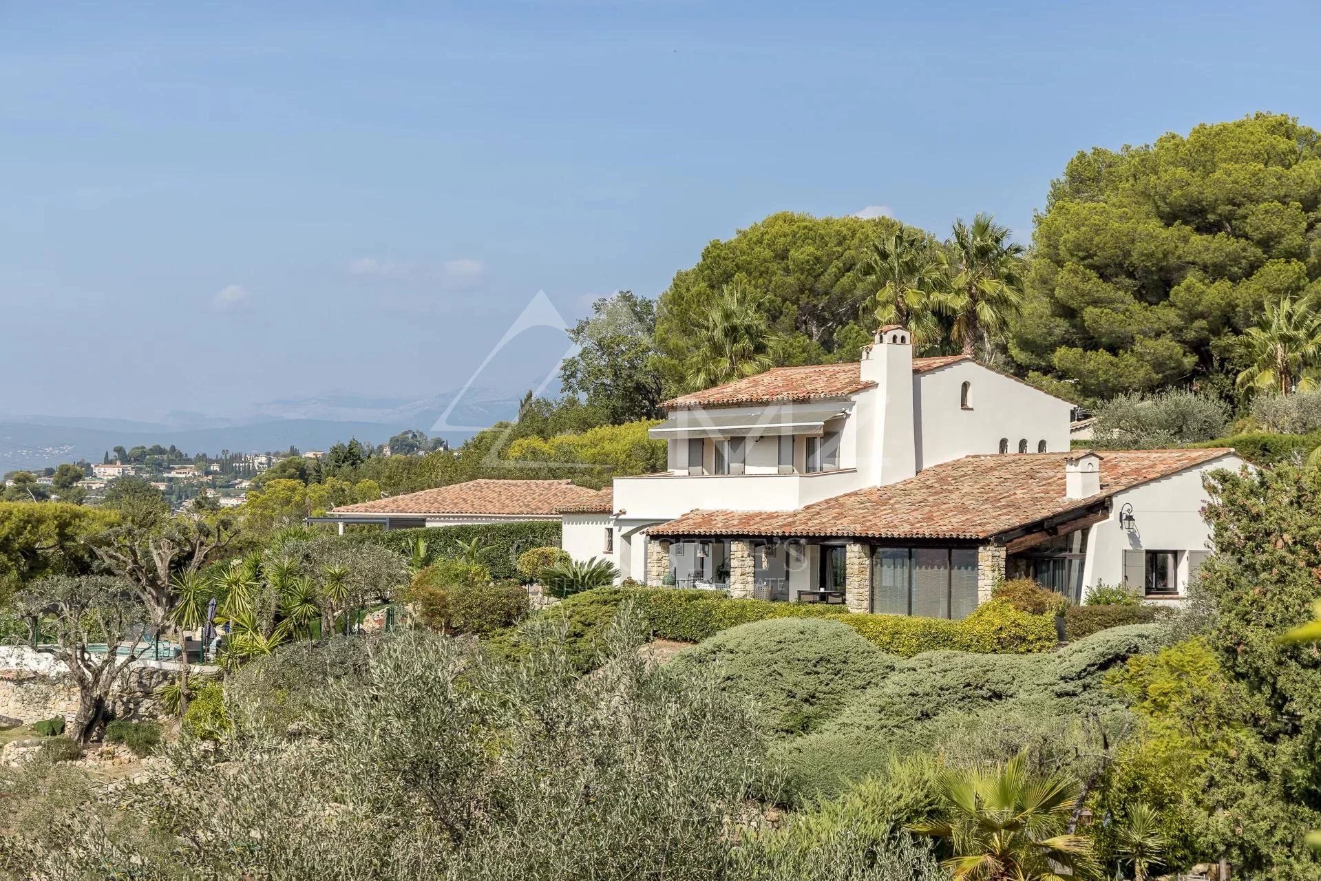 Residential area close to Cannes, very nice view of the sea and hills