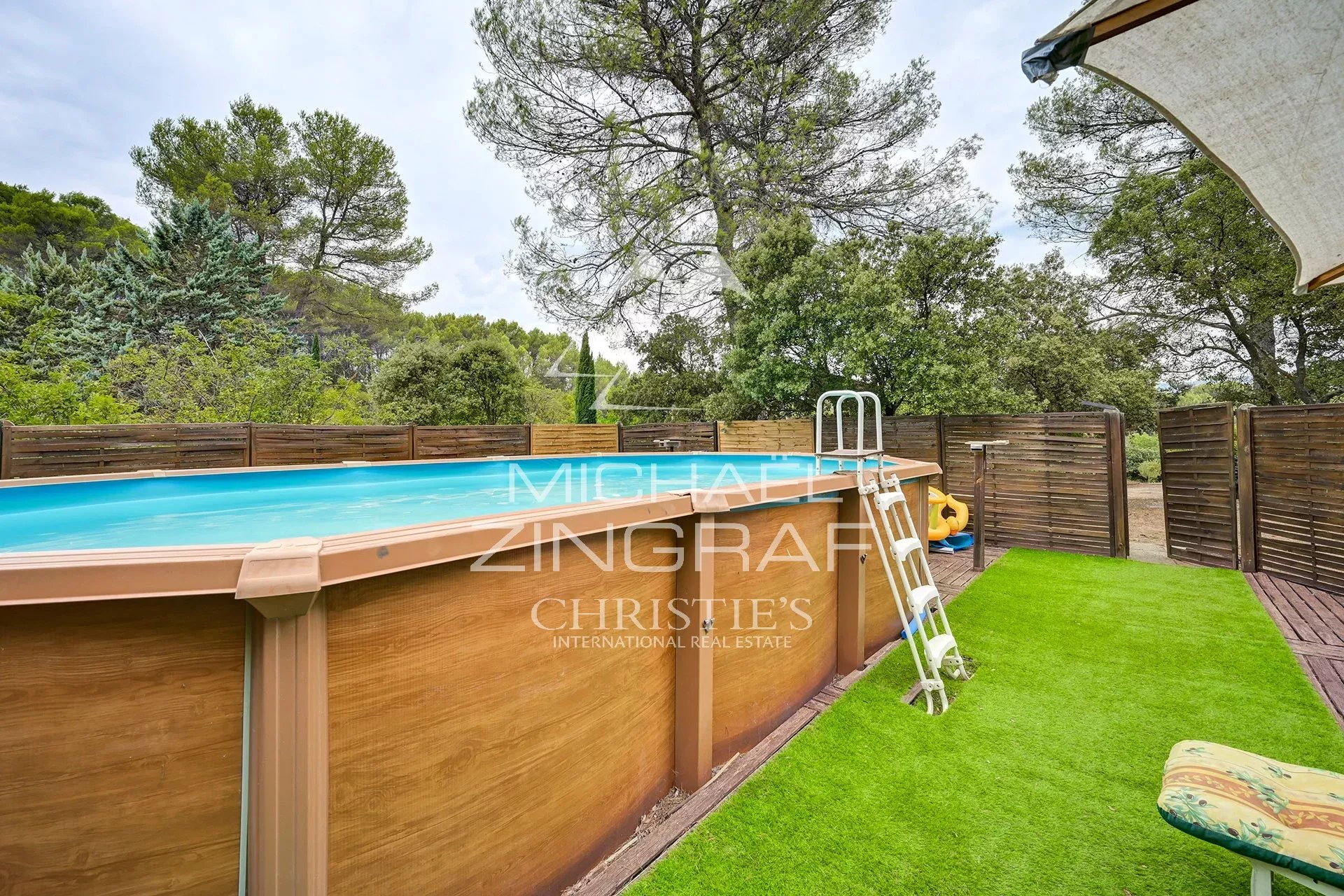 A 14 km d'Aix en Provence, maison familiale avec deux logements, oliveraie