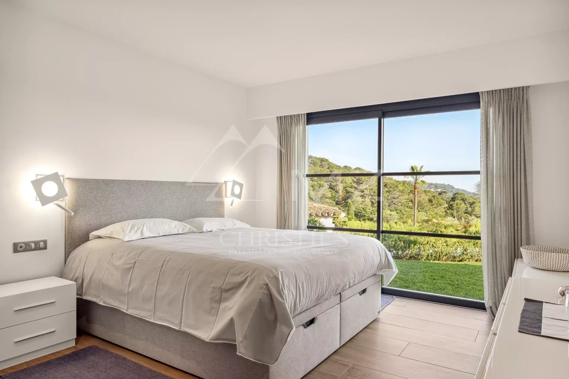 Mougins - Beautiful 6-bedroom villa with sea view